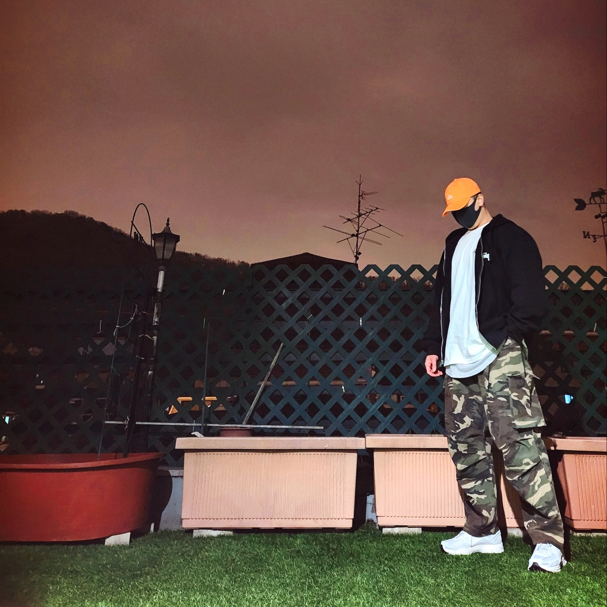 Stussy Basic Stock Low Pro Cap Blood Orange, Stussy Basic Zip Hoodie Black 착용 스타일 - 1