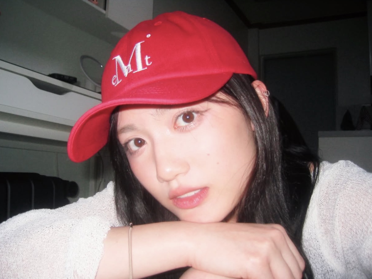 MUCENT Signature Ballcap Burgundy 착용 스타일 - 1