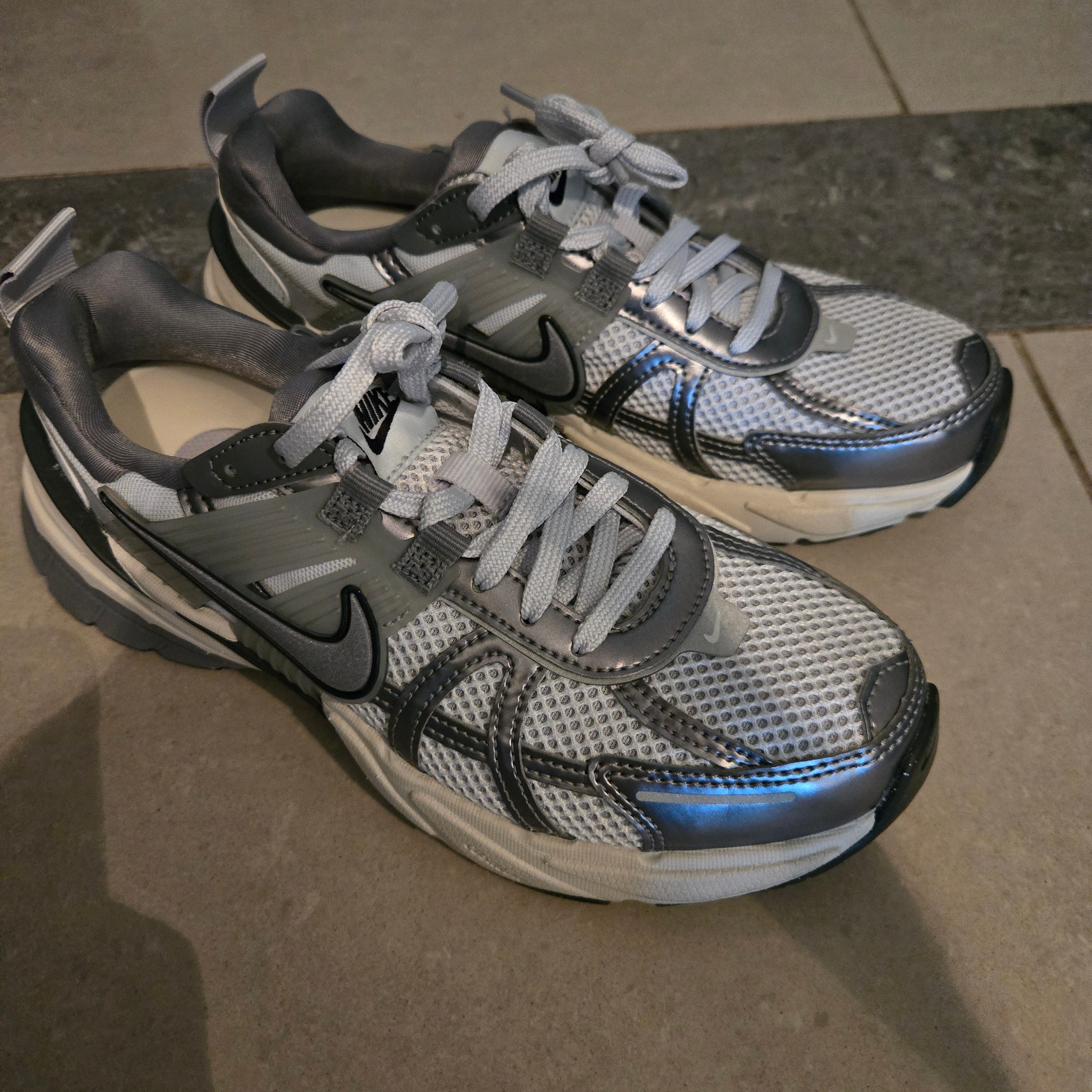 Nike V2K Run Pure Platinum Wolf Grey 착용 스타일 - 3