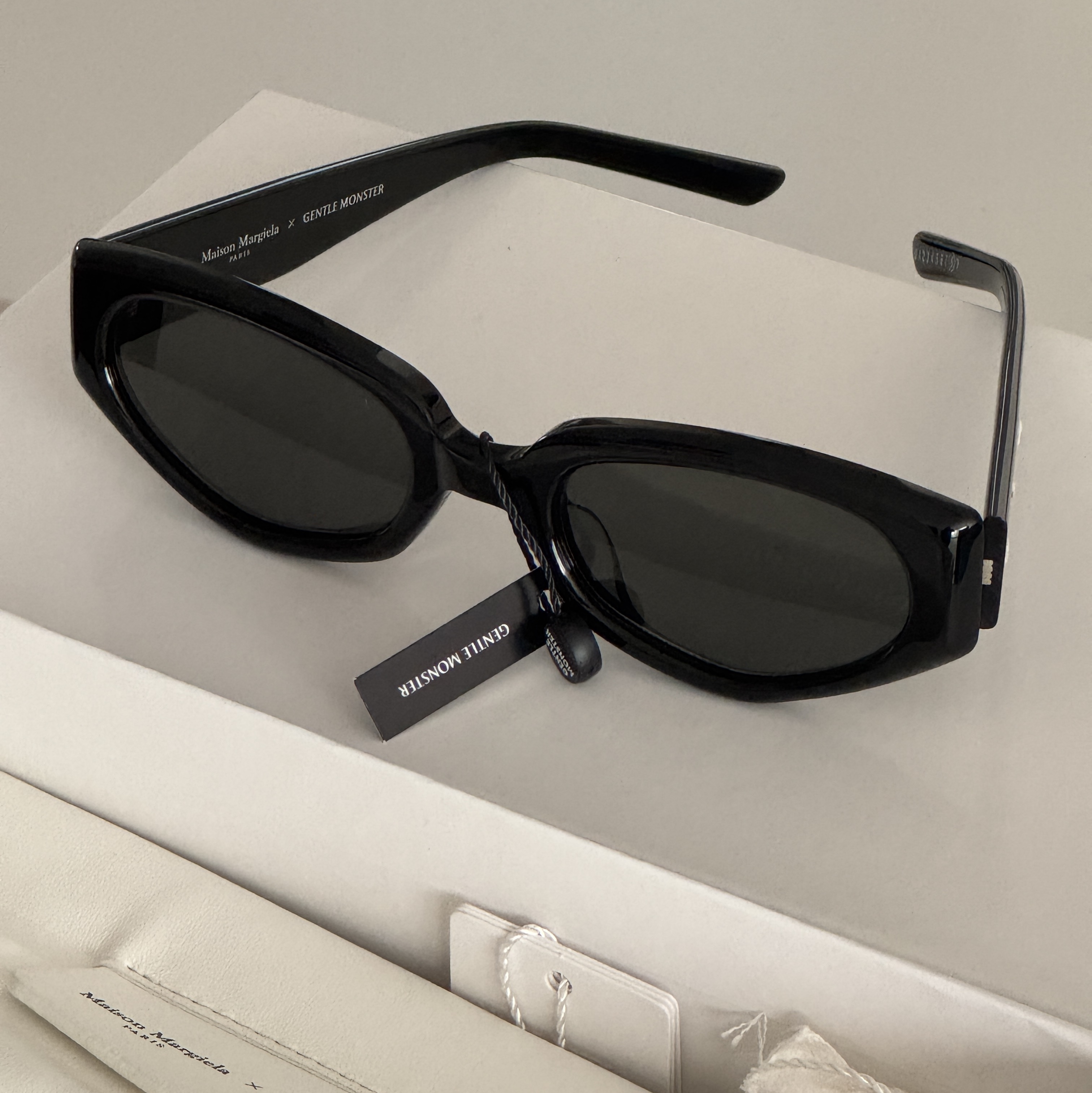 Gentle Monster x Maison Margiela MM205 Black Gray 착용 스타일