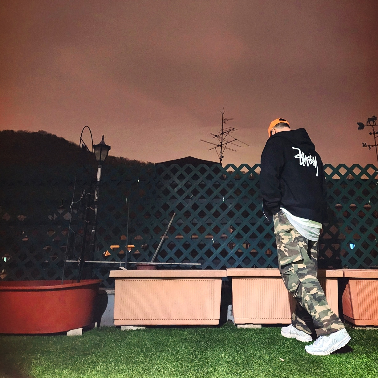 Stussy Basic Stock Low Pro Cap Blood Orange, Stussy Basic Zip Hoodie Black 착용 스타일 - 2