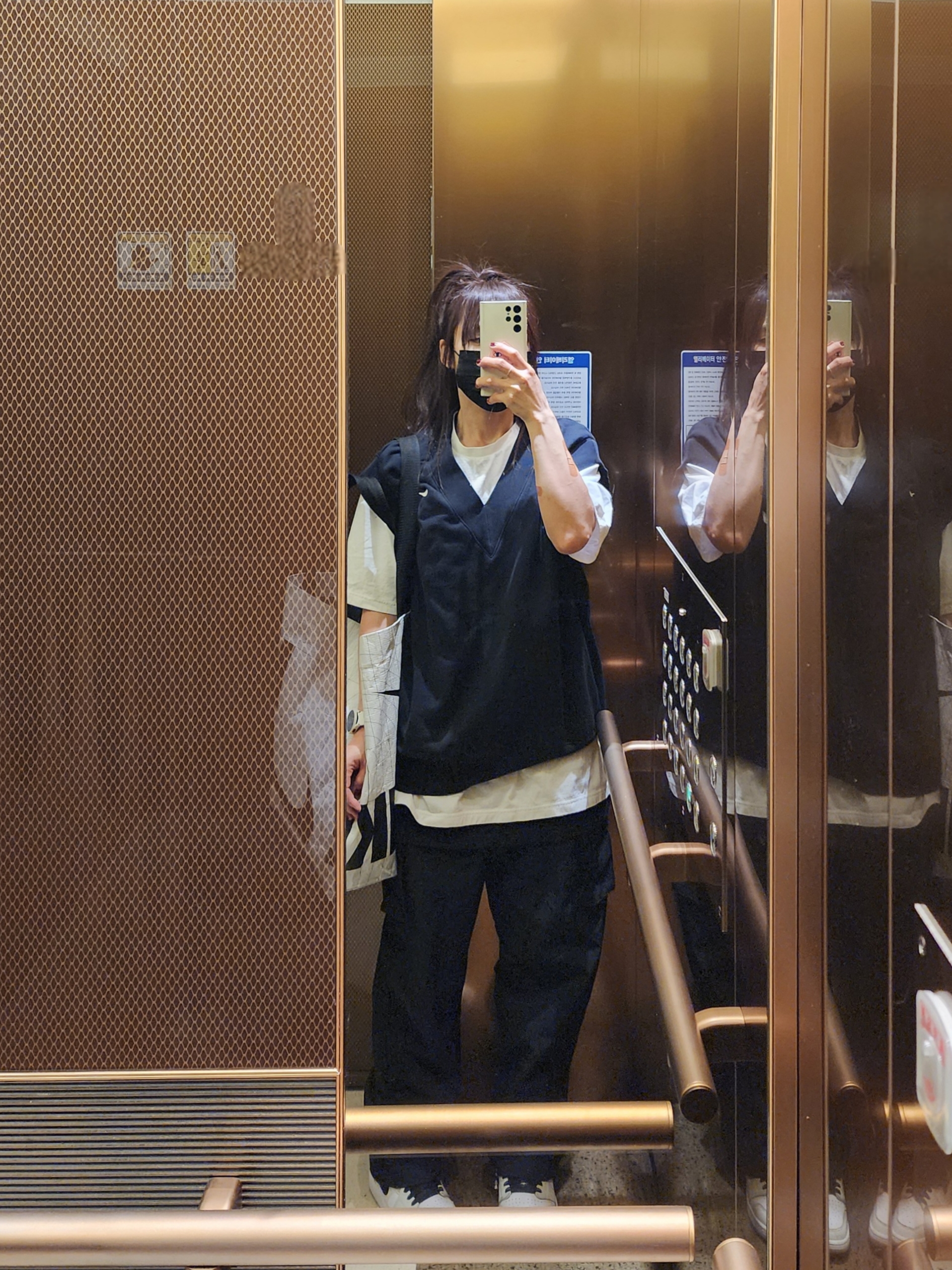 (W) Nike Sportswear Phoenix Fleece Oversized Vest Black - Asia, Nike x Stussy T-Shirt White (DV1774-100) 착용 스타일 - 2