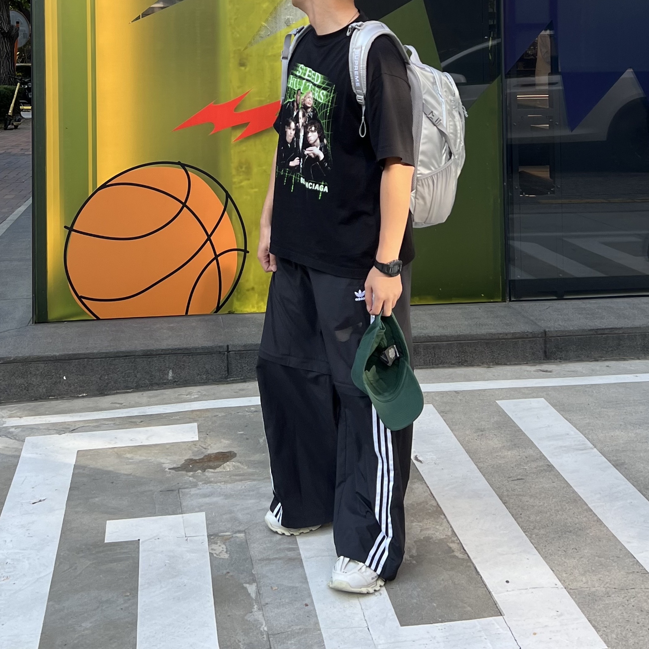 Balenciaga Oversized Speed Hunter Upside Down T-Shirt Black, (W) Balenciaga Track Sneakers White 착용 스타일