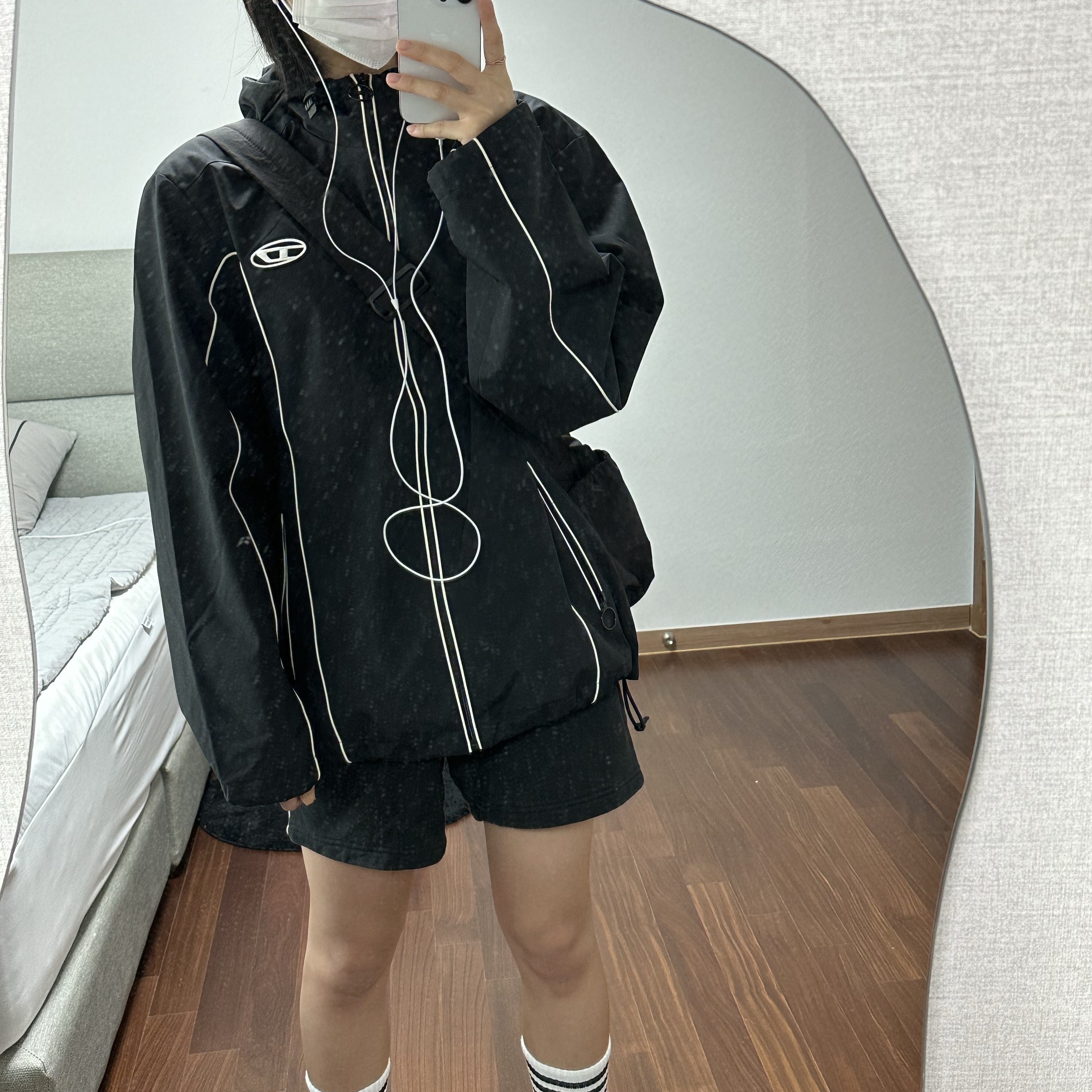 Diesel J-Hives Windbreaker with Contrast Piping Black, Uniqlo U Drawstring Shoulder Bag Black 착용 스타일 - 2