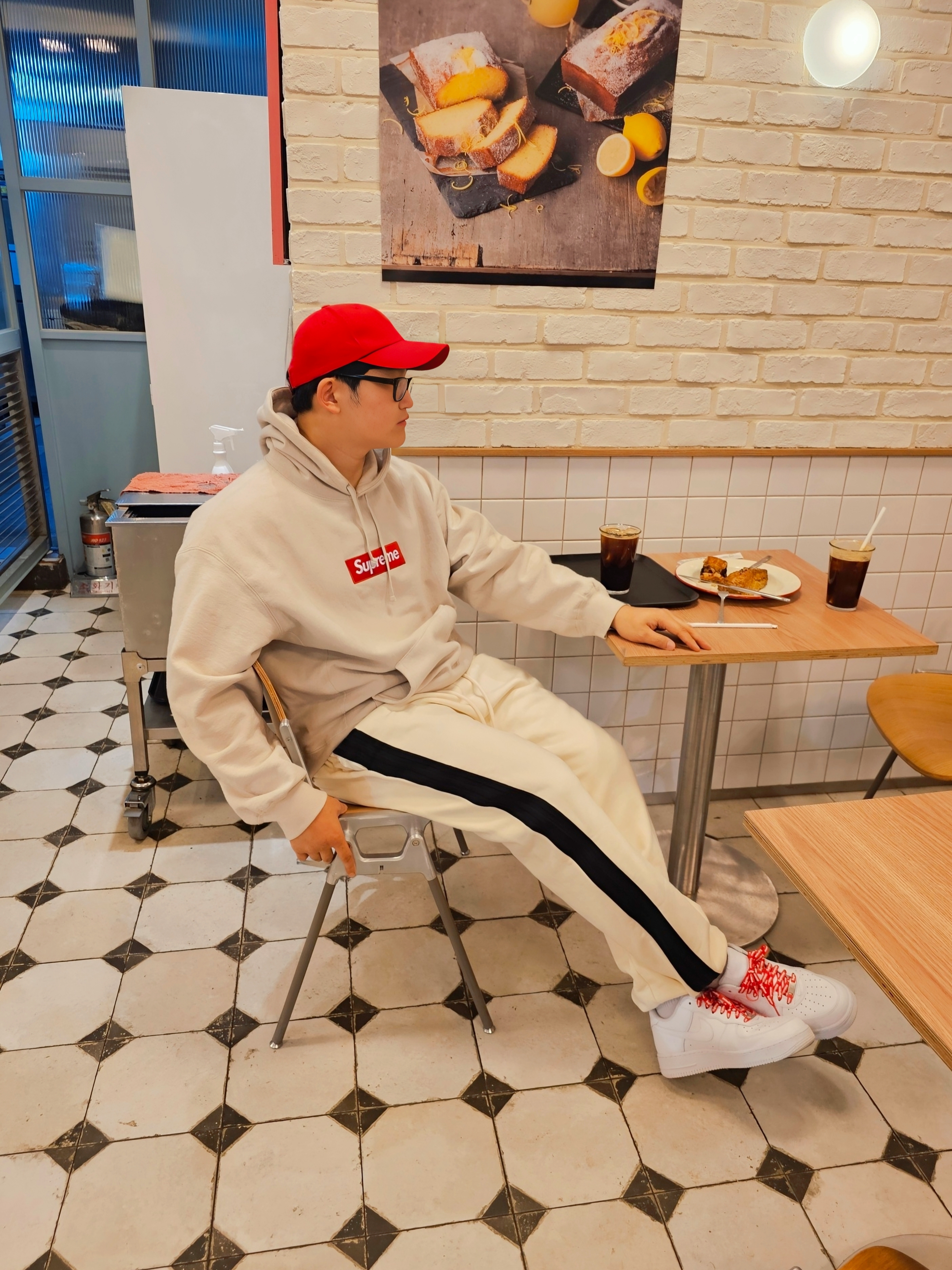 Supreme Box Logo Hooded Sweatshirt Stone - 24FW, Adidas x Fear of God Athletics Heavy Fleece Sweatpants Cream White - US Sizing 착용 스타일 - 1