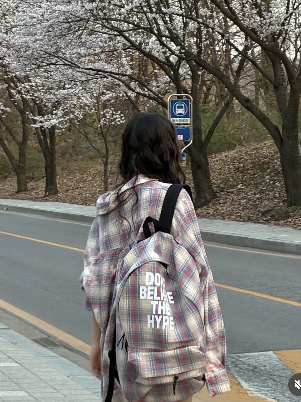 그레일즈 블리치드 플레이드 셔츠 핑크, 그레일즈 체커드 백팩 핑크 착용 스타일 - 2