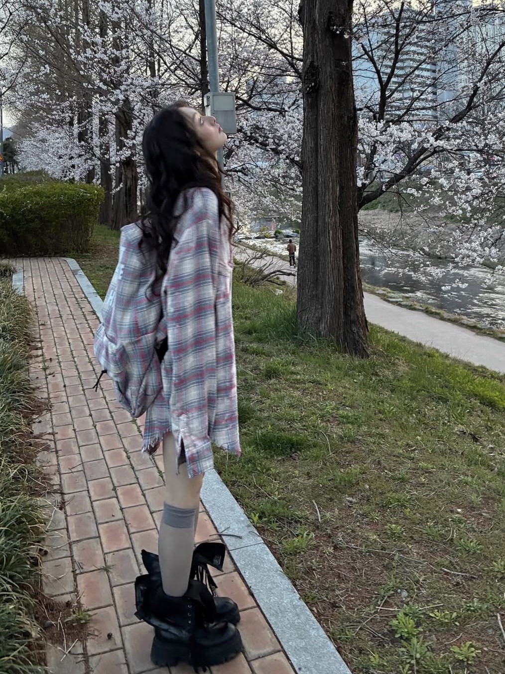 그레일즈 블리치드 플레이드 셔츠 핑크, 그레일즈 체커드 백팩 핑크 착용 스타일 - 3