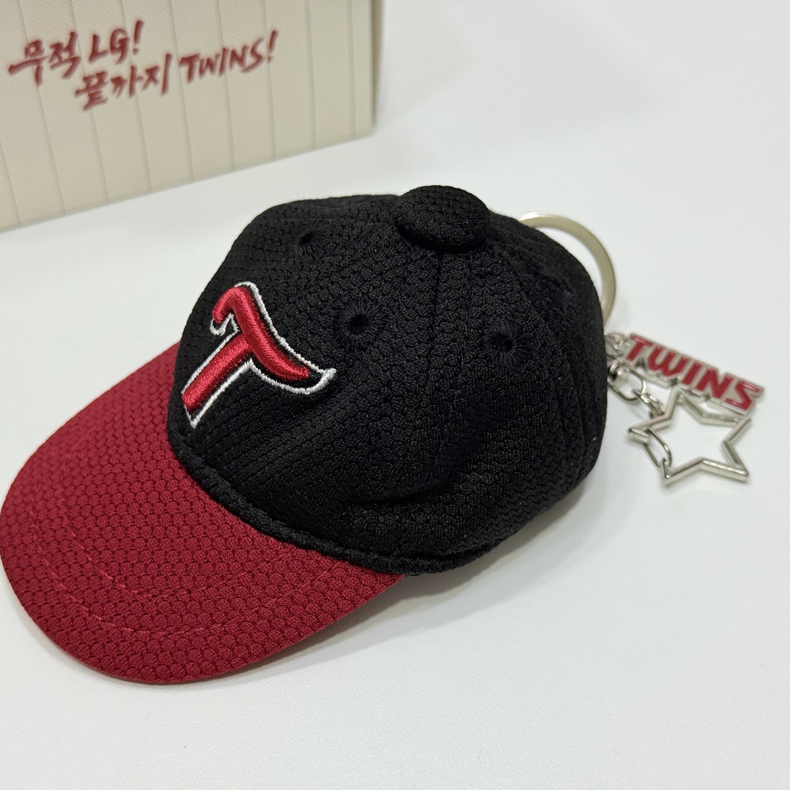Twins x Bloomingtale Cap Keyring 착용 스타일 - 1