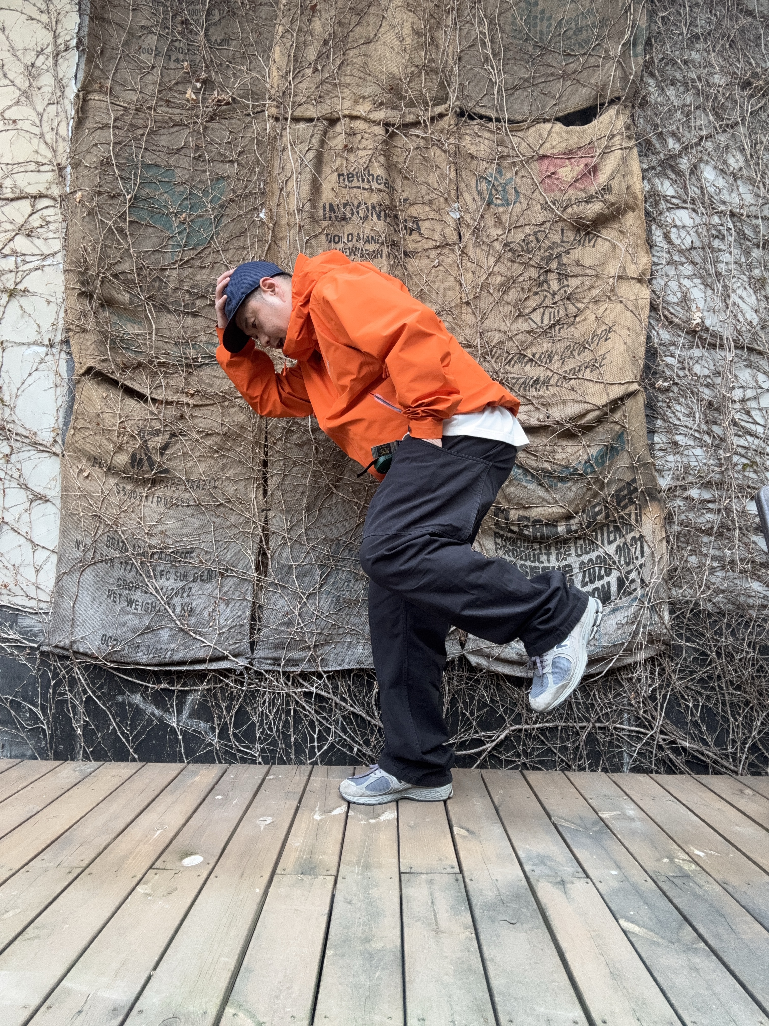Arc'teryx Beta LT Jacket Phenom, New Balance 2002R Gore-Tex Castlerock Natural Indigo 착용 스타일 - 1