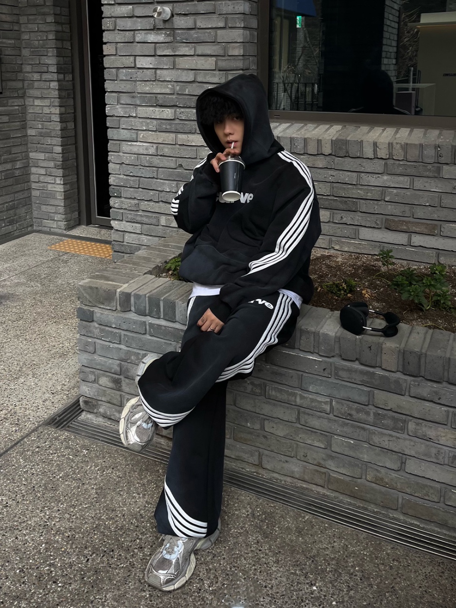 Balenciaga 3XL Sneakers Light Beige, Apple AirPods Max Lightning Space Gray (Korean Ver.) 착용 스타일 - 1