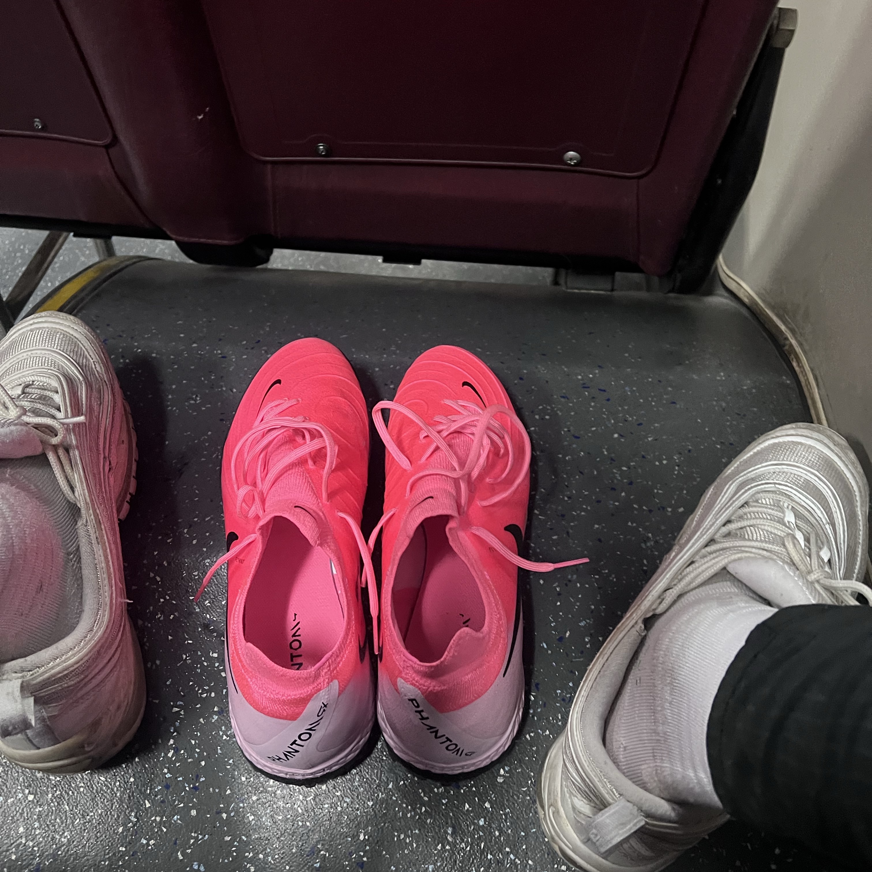 Nike Phantom GX 2 Pro TF Sunset Pulse Black, Nike Air Max 97 Triple White Wolf Grey 착용 스타일