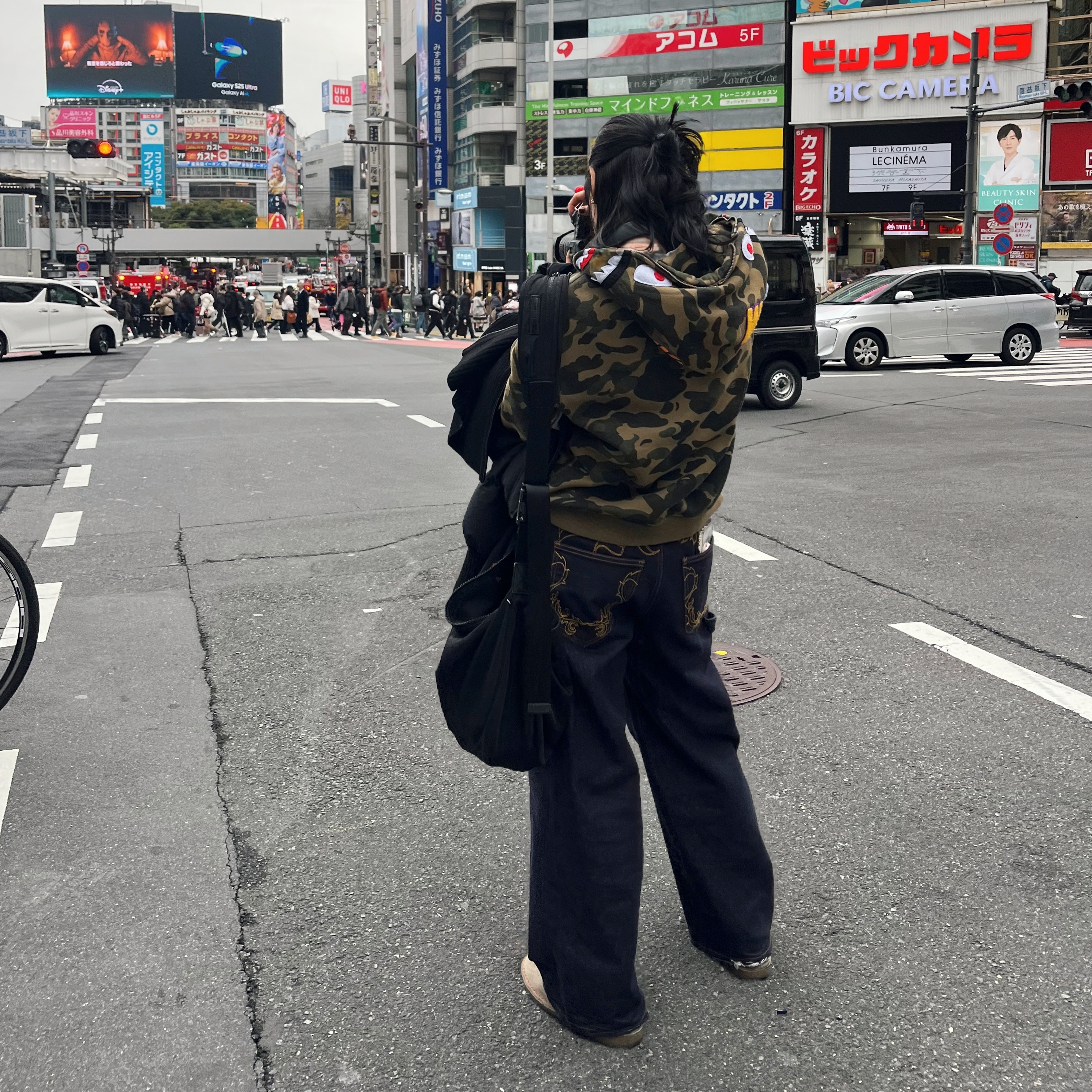 Human Made Graphic T-Shirt #10 White, BAPE 1st Camo Shark Full Zip Hoodie Army Green 착용 스타일 - 3