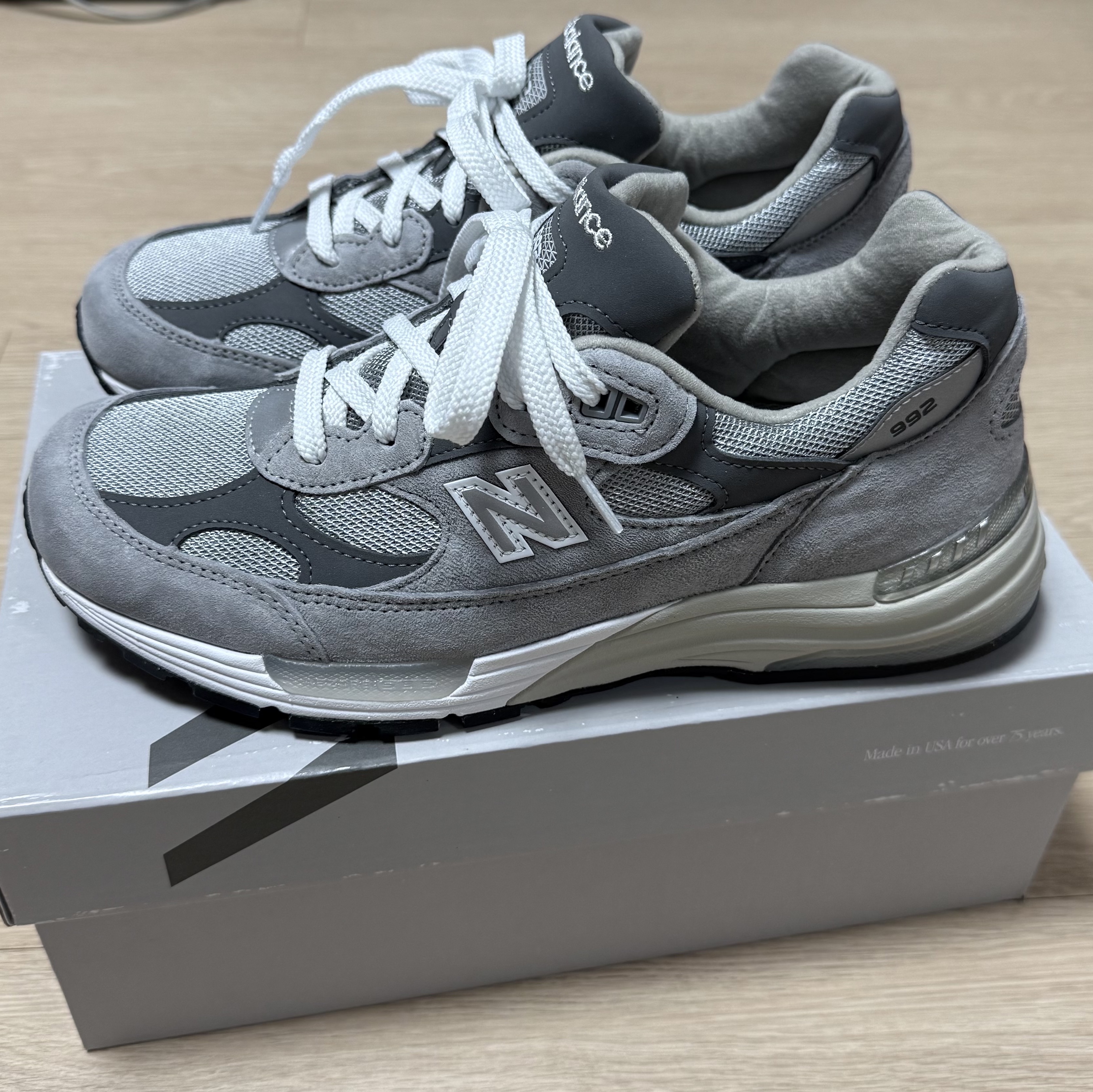 New Balance 992 Made in USA Core Grey Silver Metallic 착용 스타일