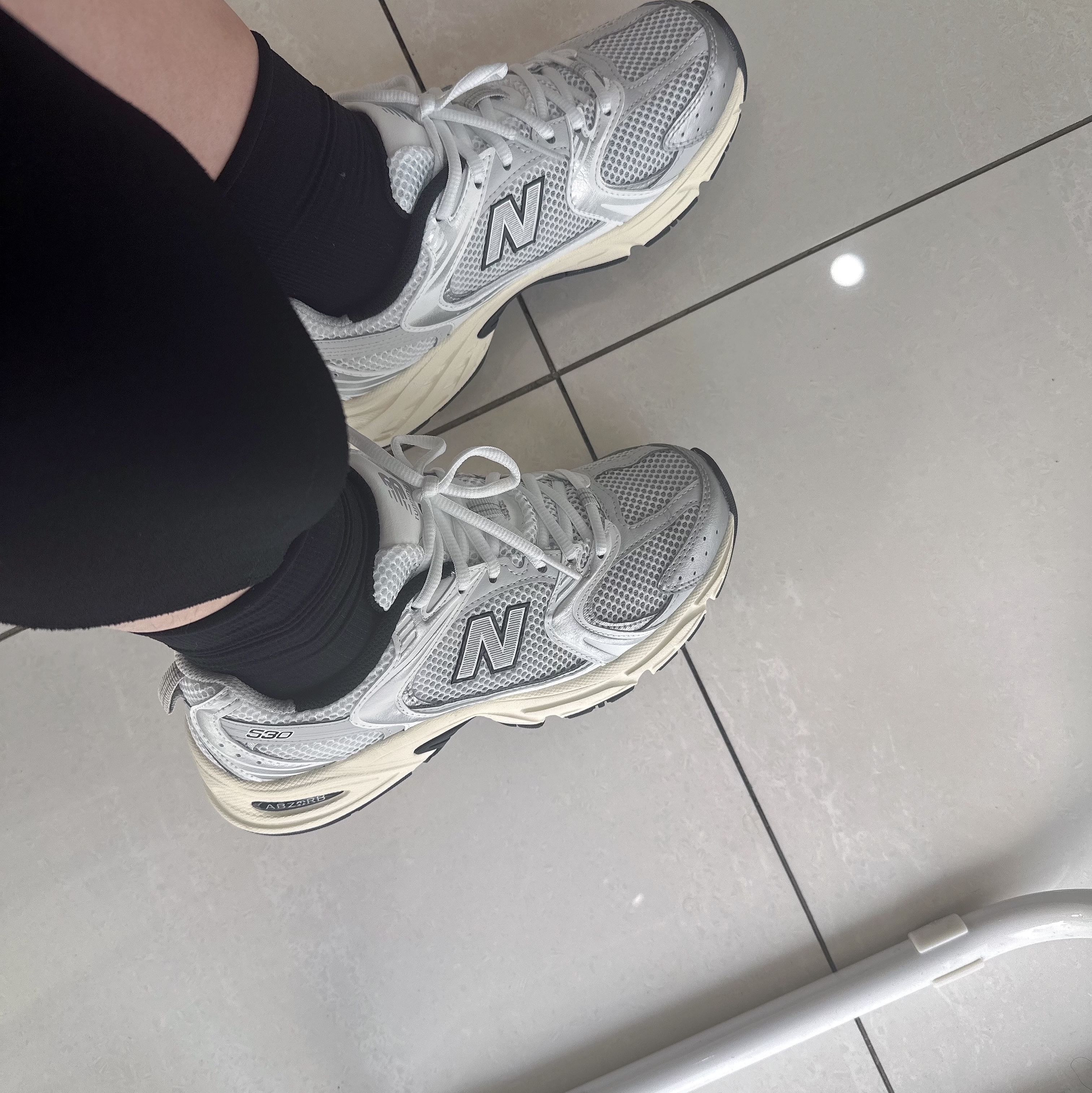 New Balance 530 Silver Cream 착용 스타일 - 3