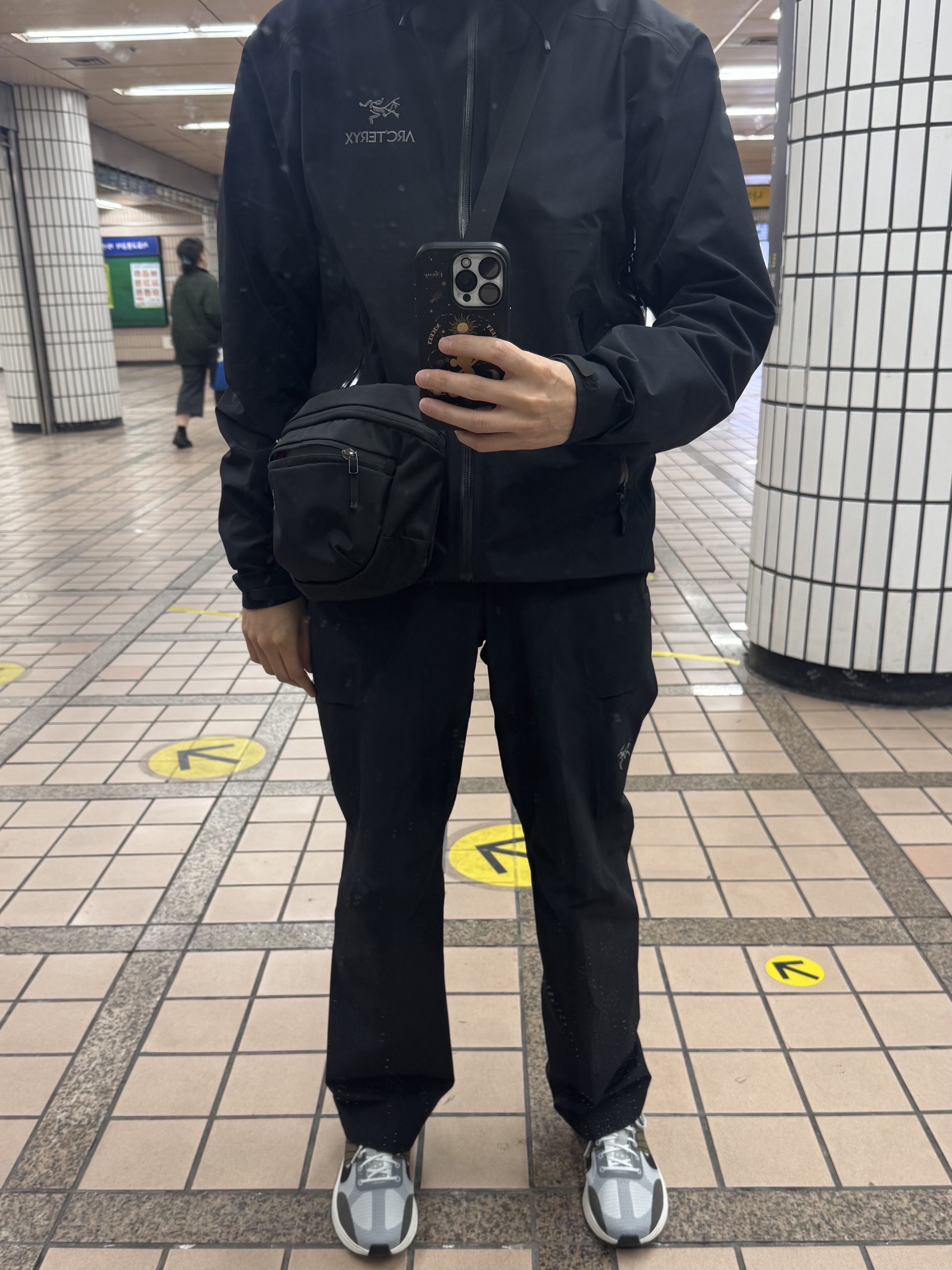 Arc'teryx Rampart Pants Black, Arc'teryx Mantis 2 Waistpack Black 착용 스타일