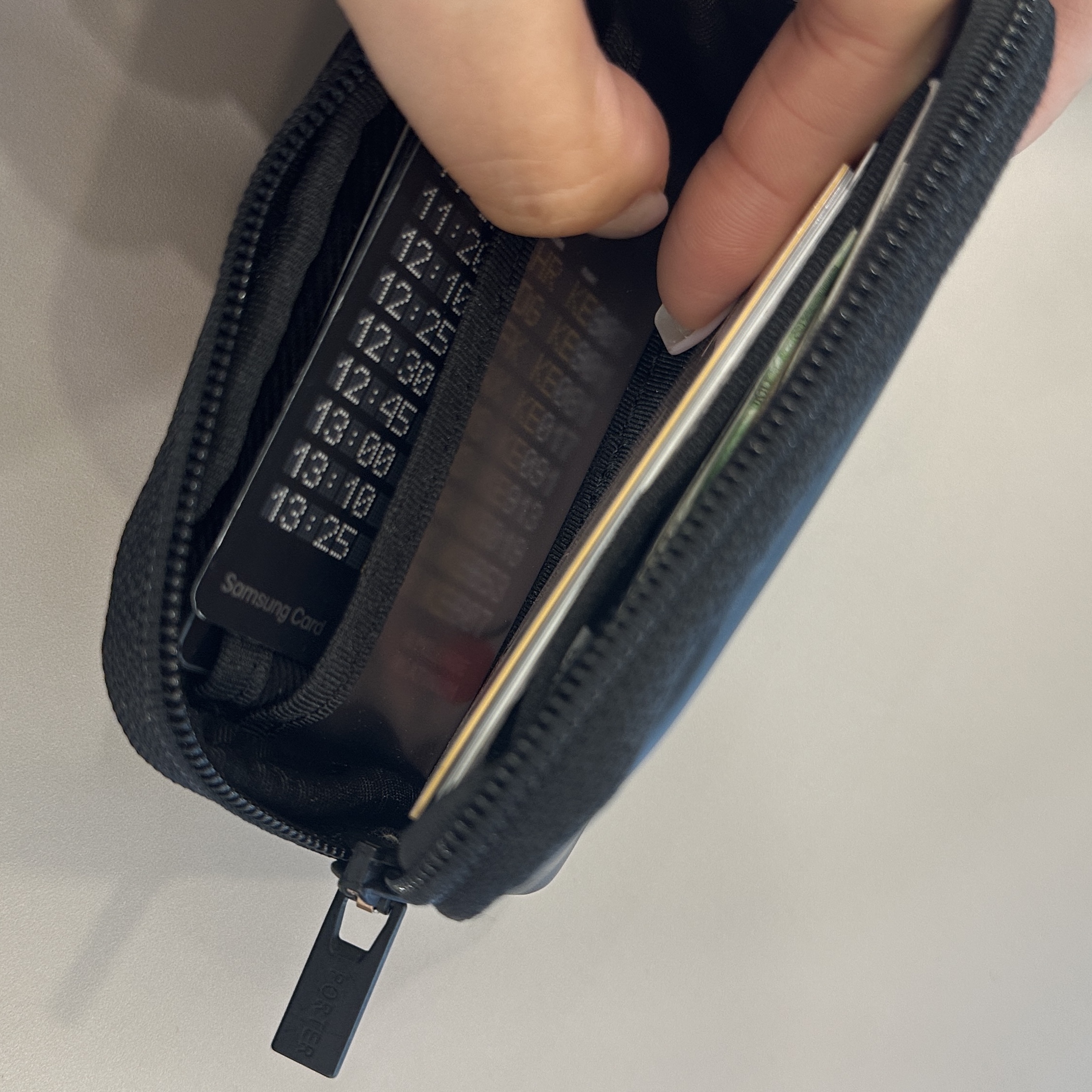 Porter Aloof Coin Case Black 착용 스타일 - 2