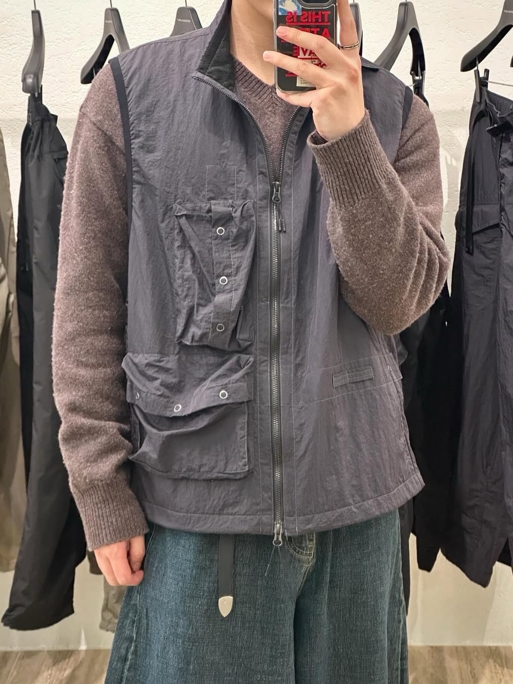 [SS25] moif Multi Device Vest Charcoal 착용 스타일 - 2