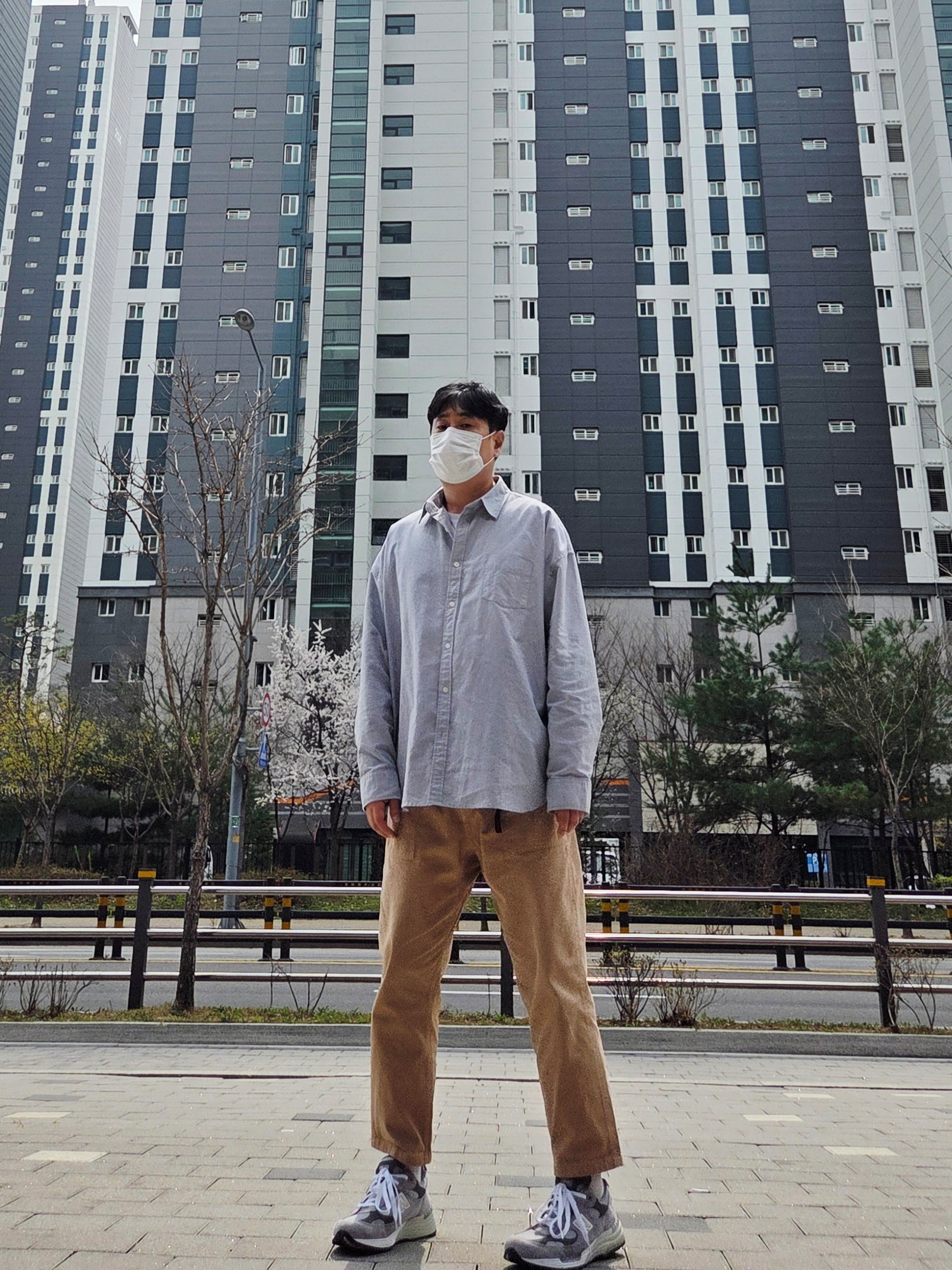 New Balance 992 Made in USA Core Grey Silver Metallic 착용 스타일 - 1