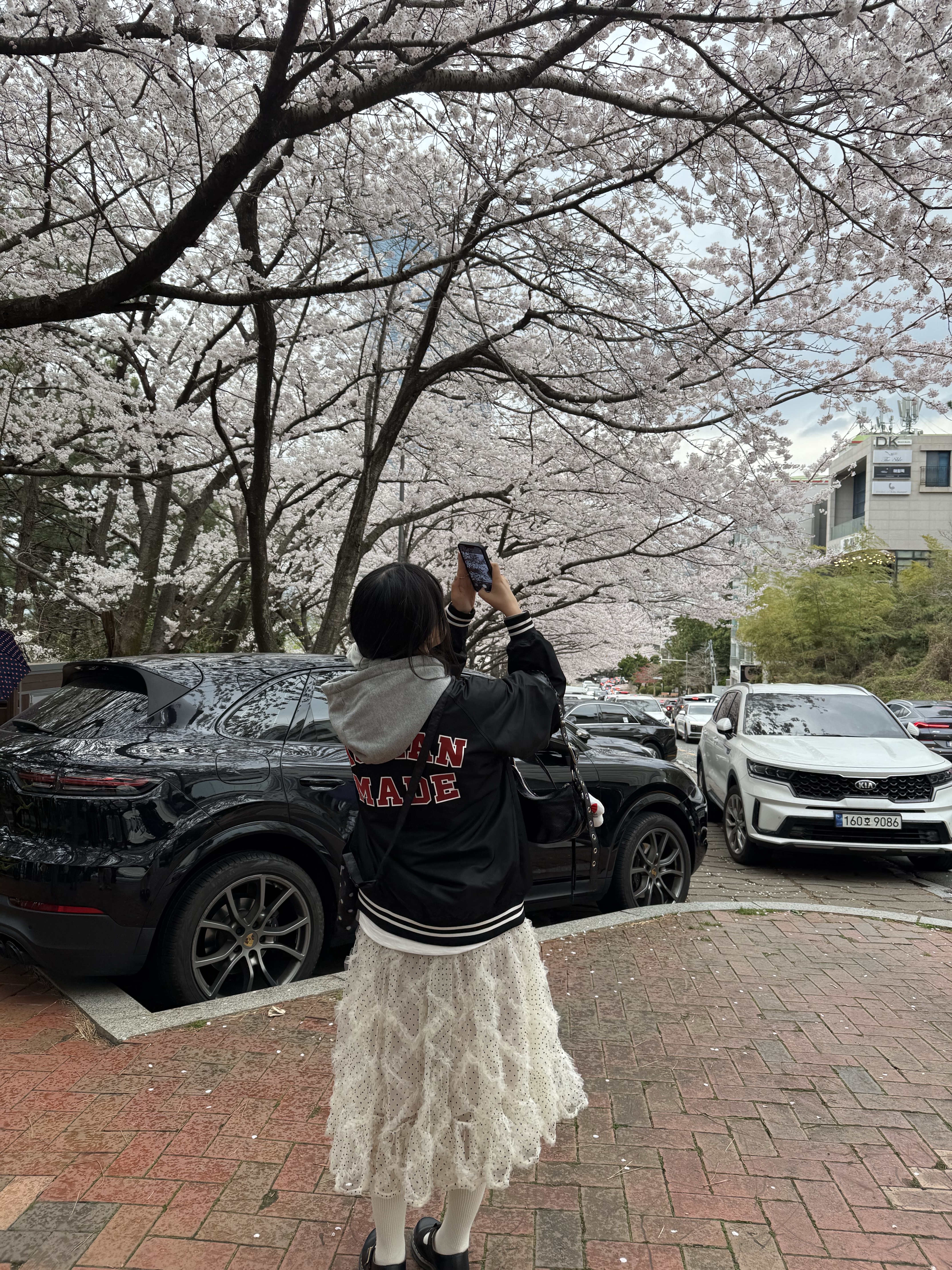 휴먼 메이드 나일론 스타디움 자켓 블랙, 닥터마틴 우먼 폴리 스무스 블랙 착용 스타일 - 1