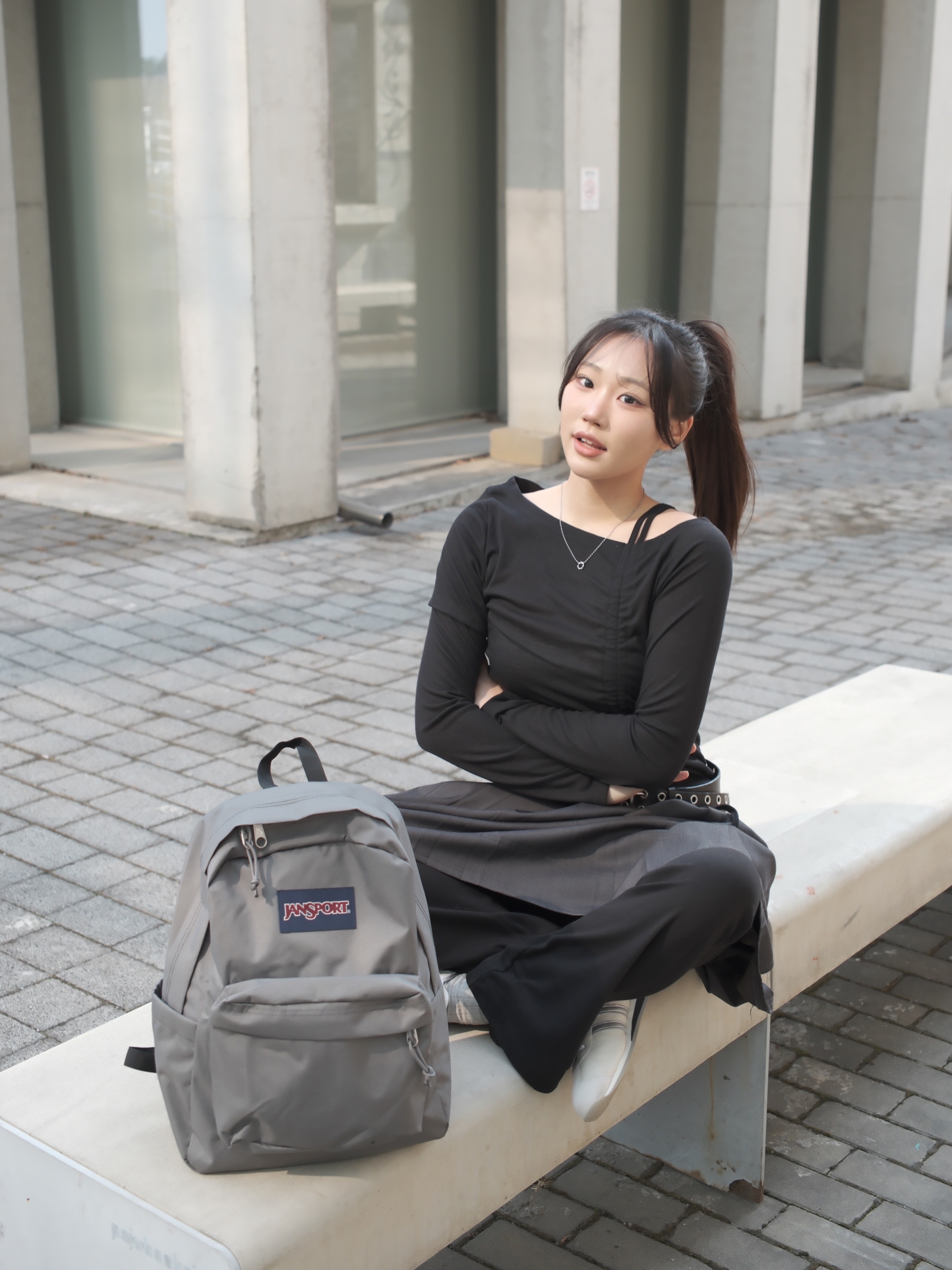 Jansport Superbreak Backpack Graphite Grey 착용 스타일 - 3