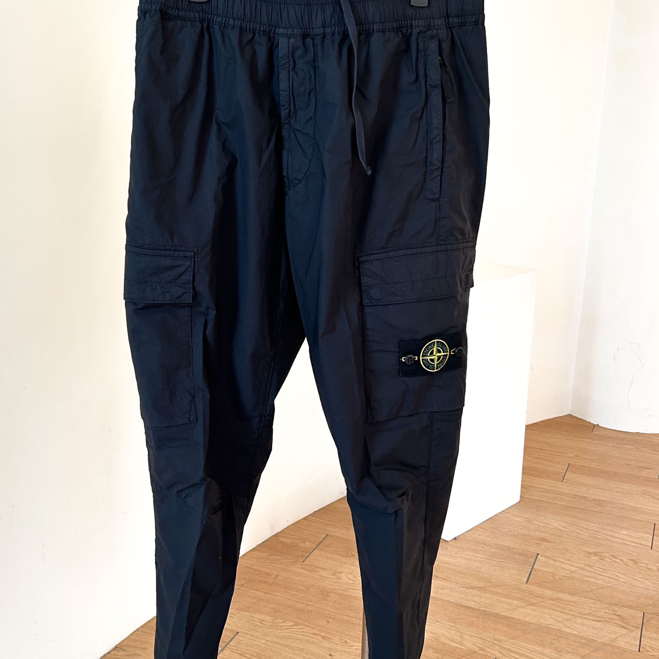 Stone Island 3100031 Stretch Cotton Tela Paracadute Regular Tapered-Fit Cargo Pants with Zipper Pockets Navy Blue - 25SS 착용 스타일 - 1