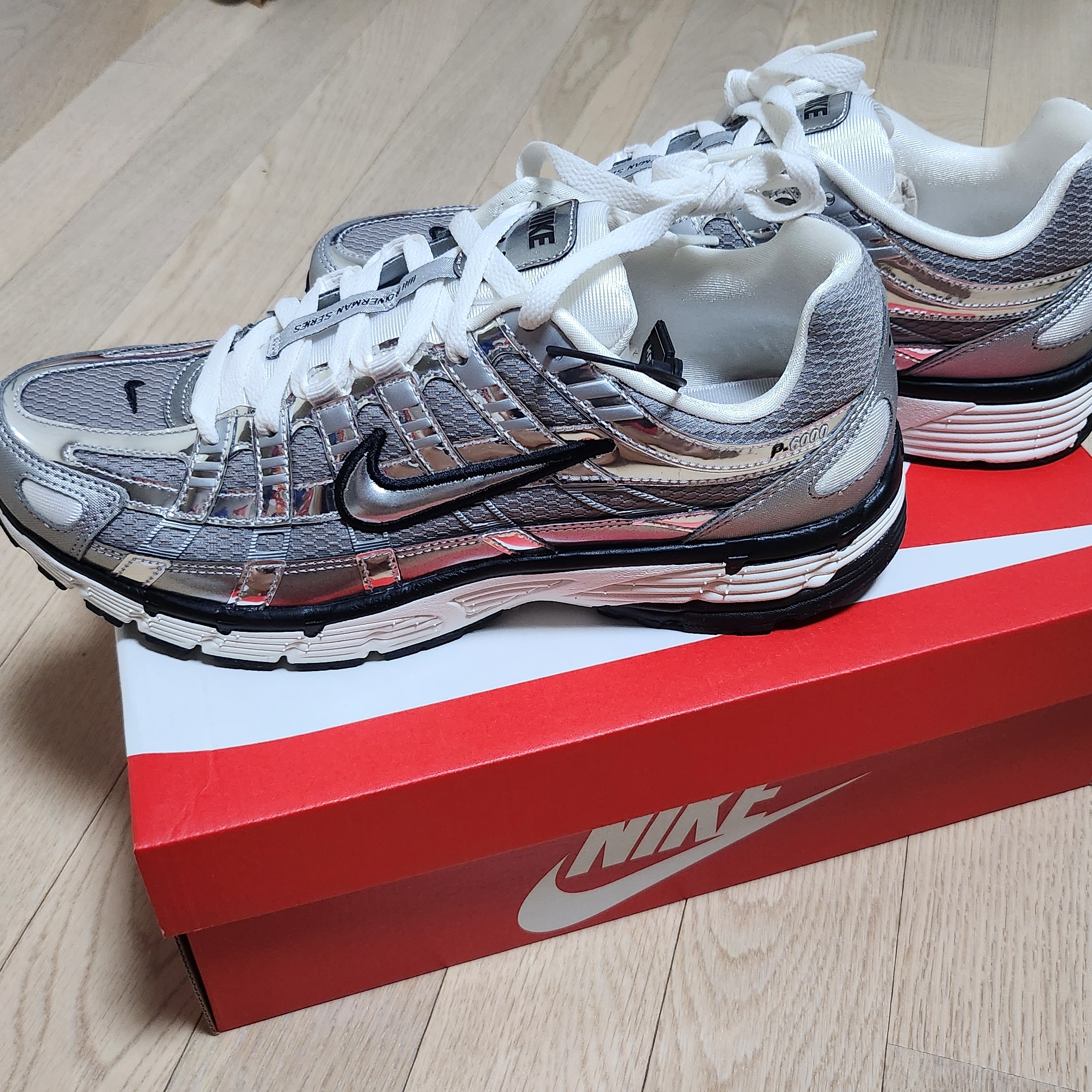 Nike P-6000 Metallic Silver 착용 스타일 - 2