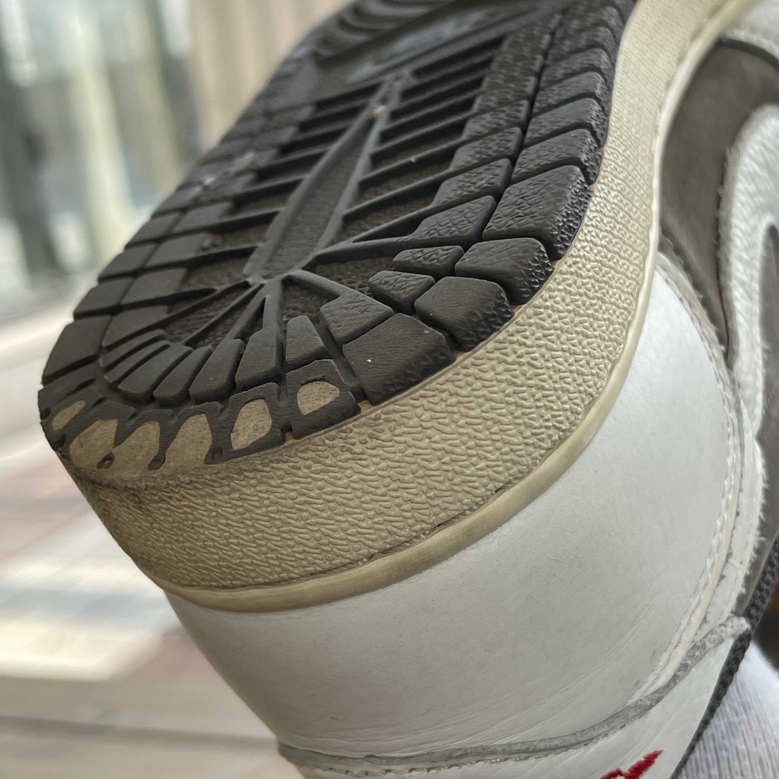 Jordan 1 x Travis Scott Retro Low OG SP Sail and Ridgerock 착용 스타일