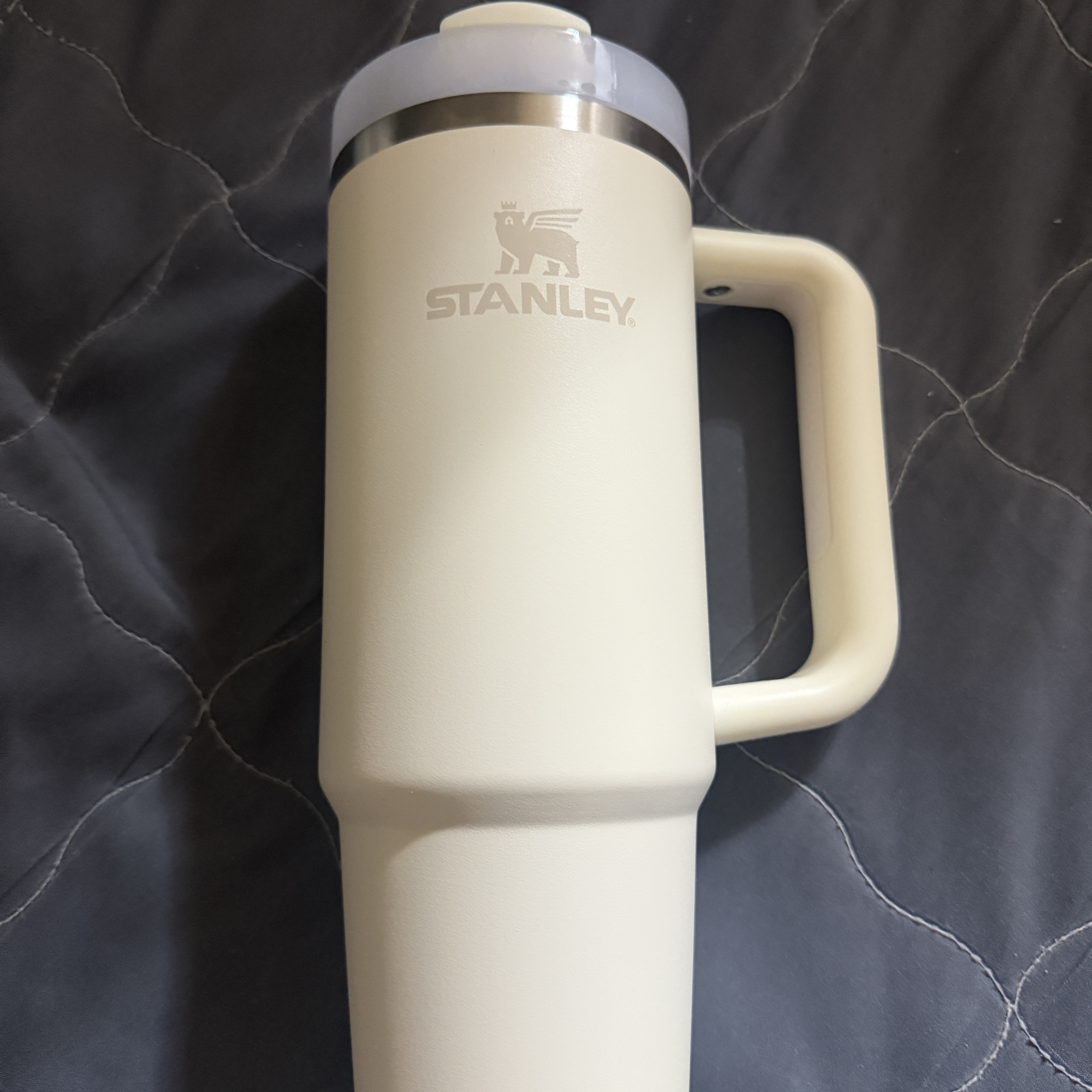 Stanley The Quencher H2.0 Flowstate Tumbler 887ml Cream 2.0 착용 스타일