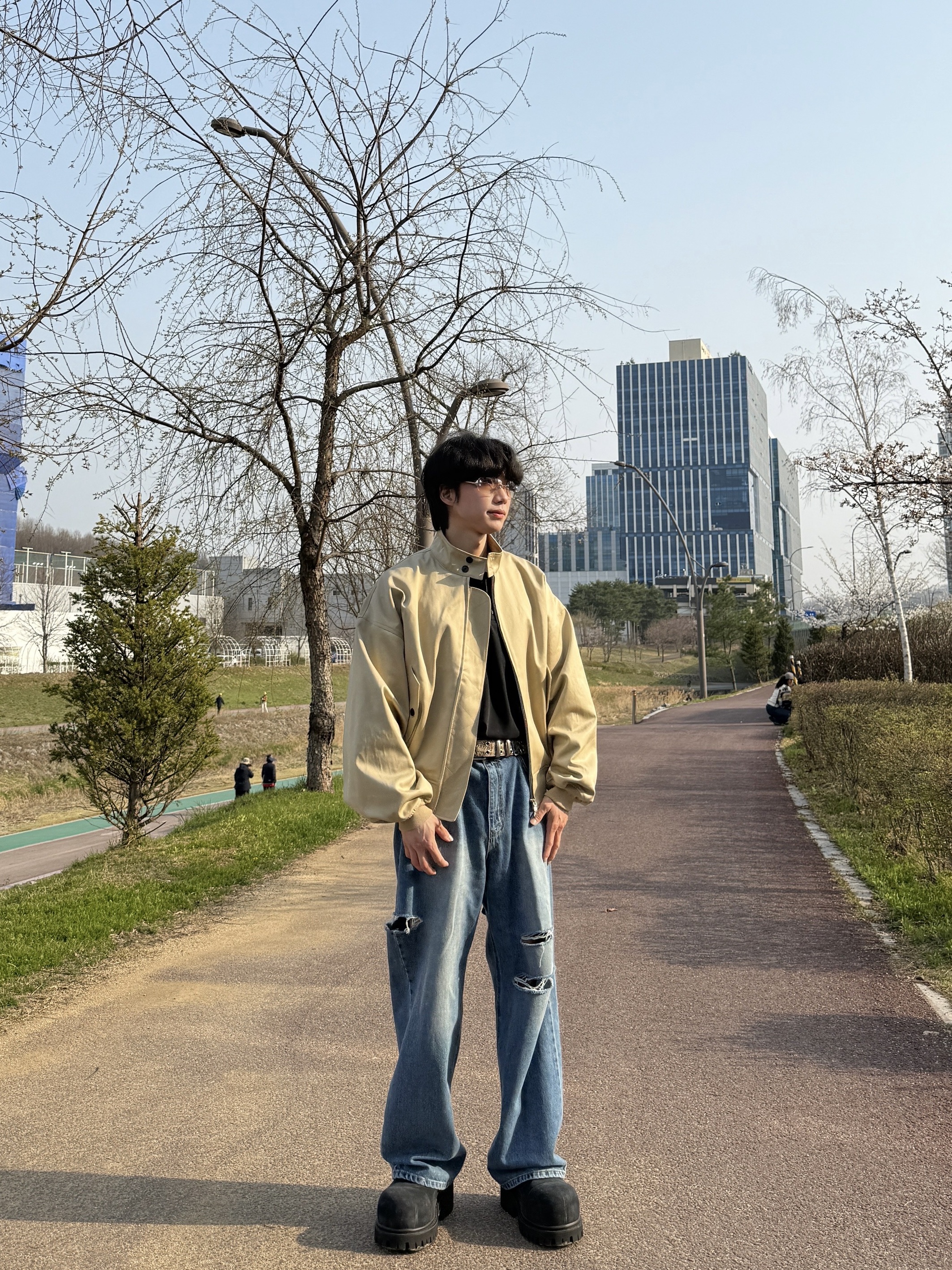 언더마이카 무.89 안티 Fxxking 로고 플레이 브러시 워시드 헨리넥 셔츠 블랙, 발렌시아가 스톰퍼 부티 블랙 착용 스타일 - 5
