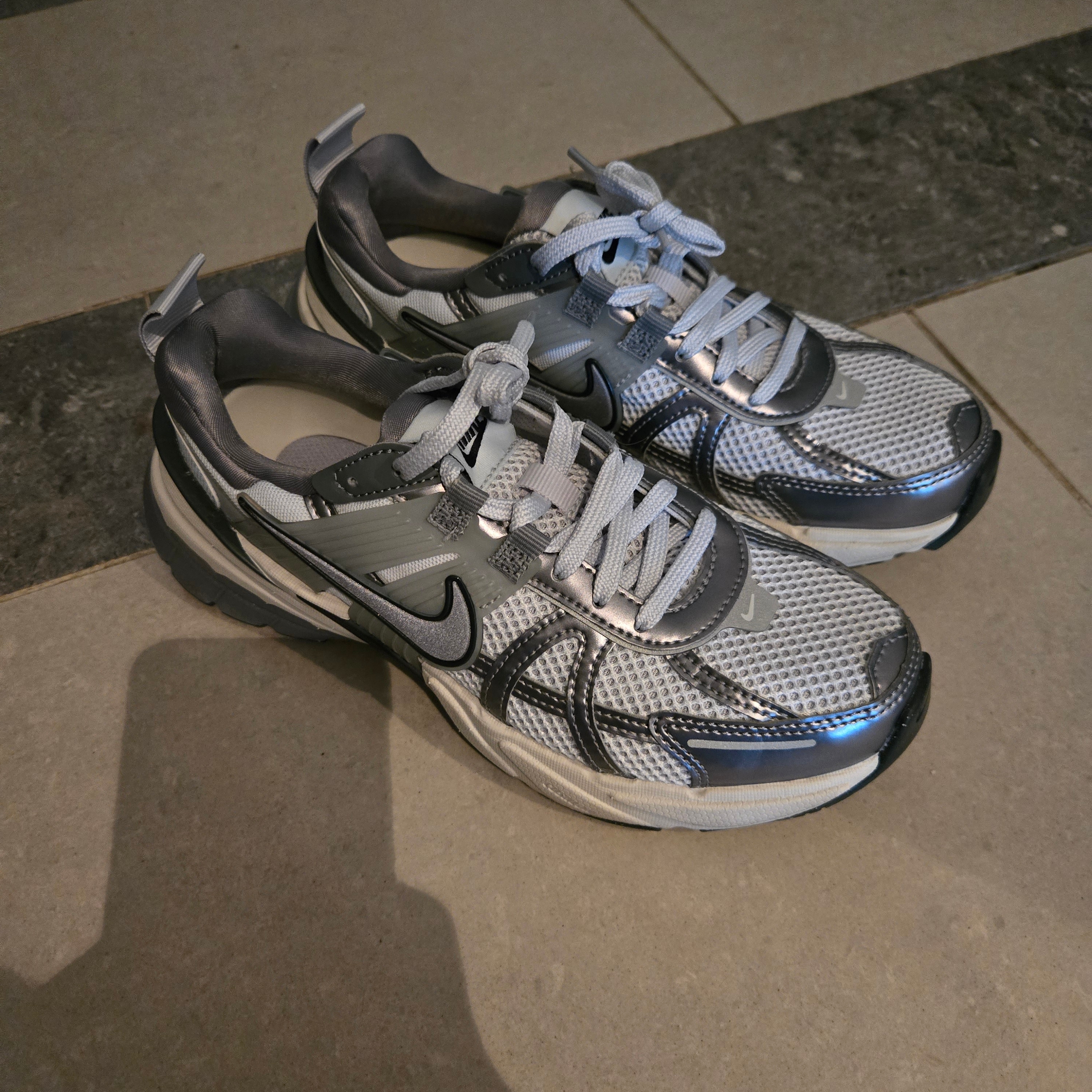 Nike V2K Run Pure Platinum Wolf Grey 착용 스타일 - 1
