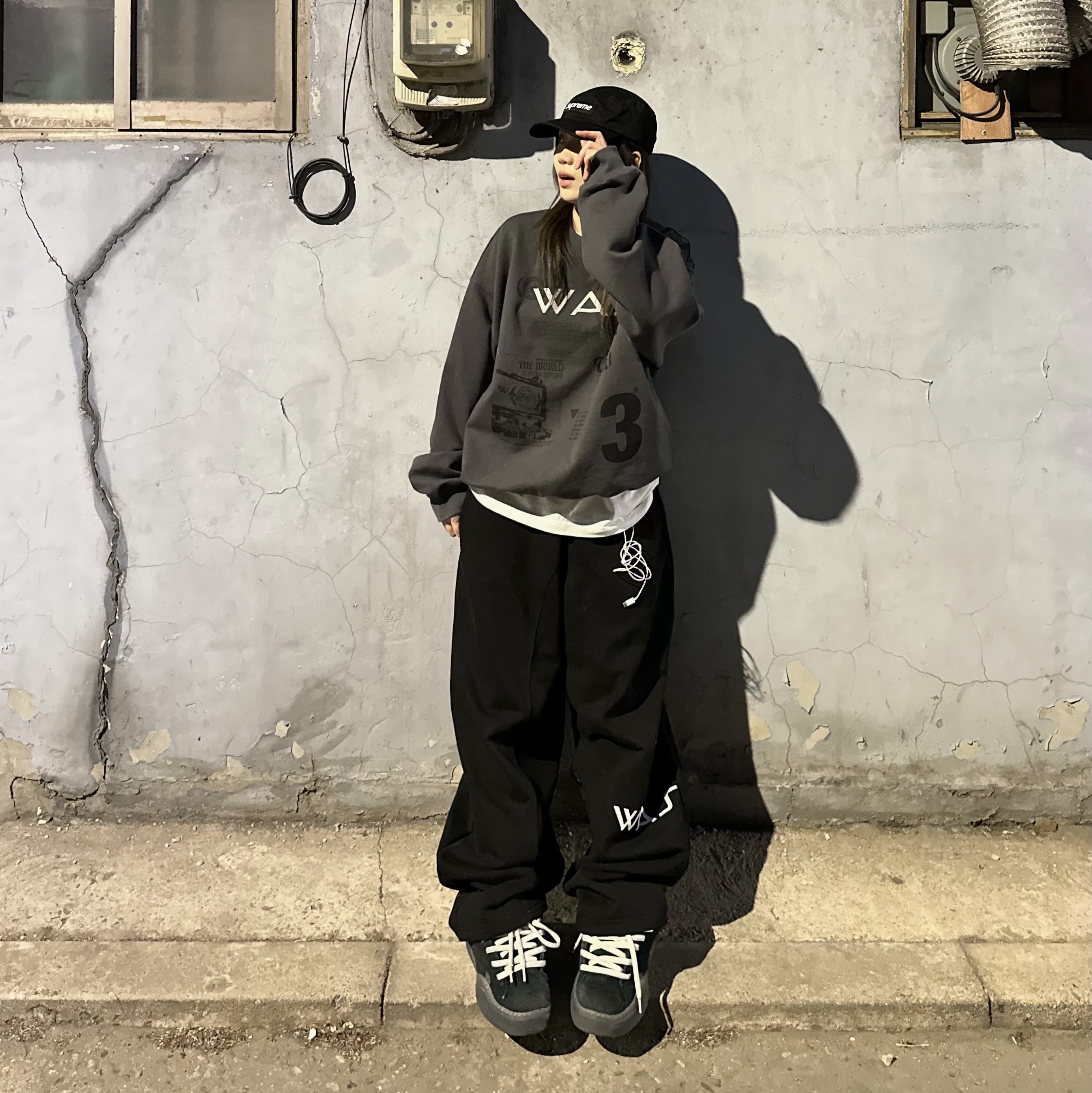 ERL Vamp Skate Shoe Pirate Black, Supreme Washed Chino Twill Camp Cap Black 착용 스타일 - 1
