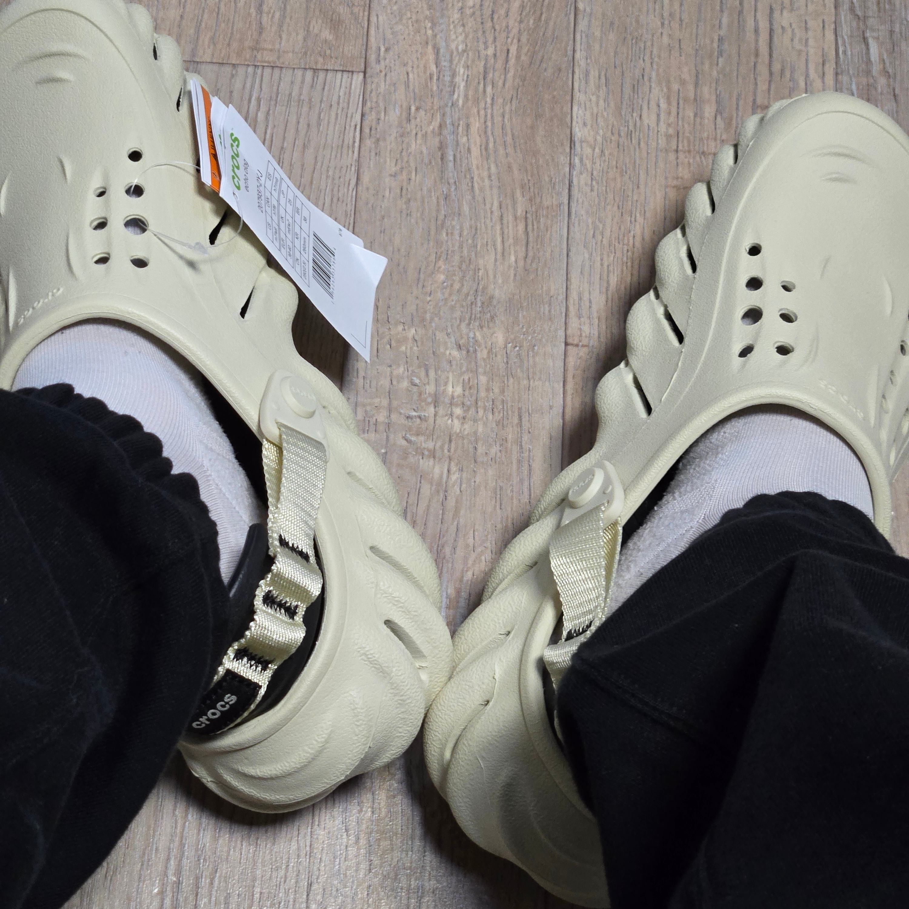 Crocs Echo Clog Bone Black 착용 스타일