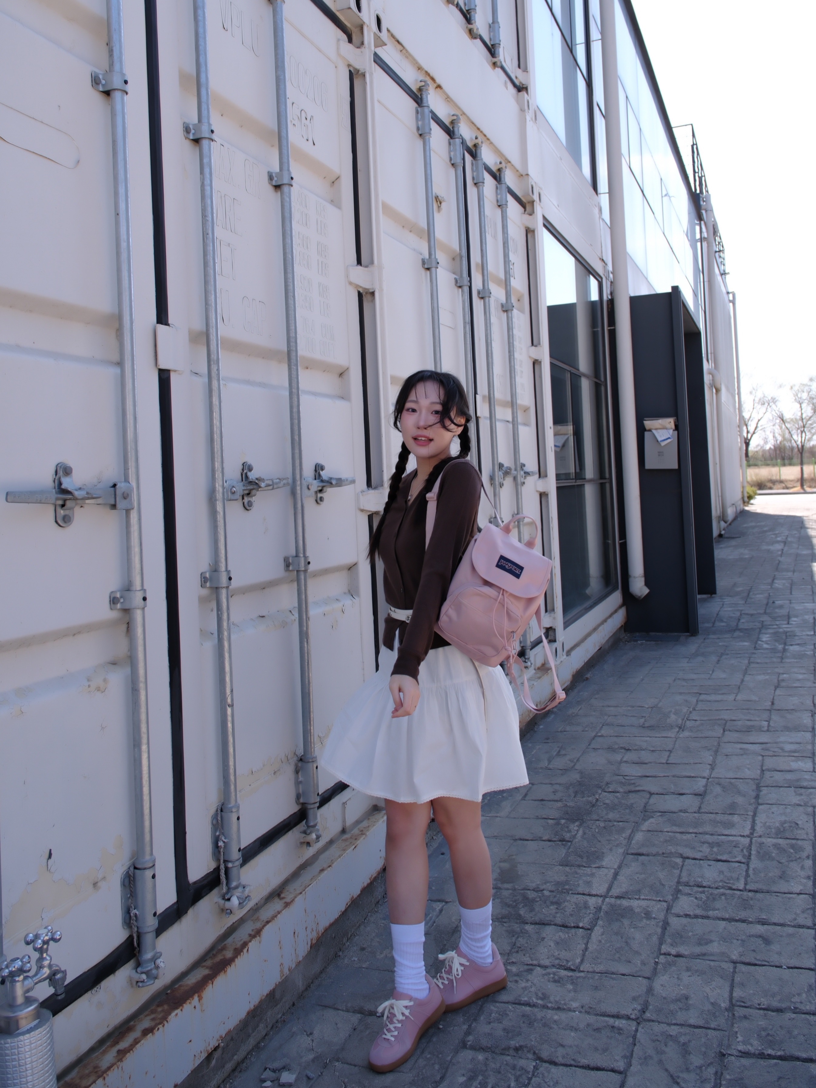 Jansport Highlands Mini Backpack Misty Rose 착용 스타일 - 1