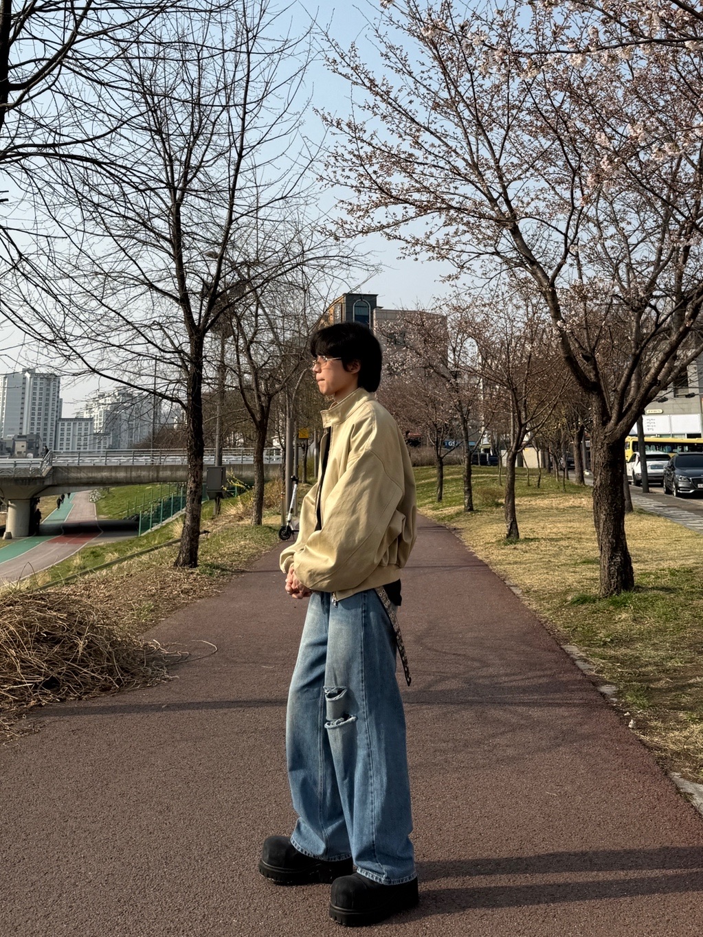 언더마이카 무.89 안티 Fxxking 로고 플레이 브러시 워시드 헨리넥 셔츠 블랙, 발렌시아가 스톰퍼 부티 블랙 착용 스타일 - 8