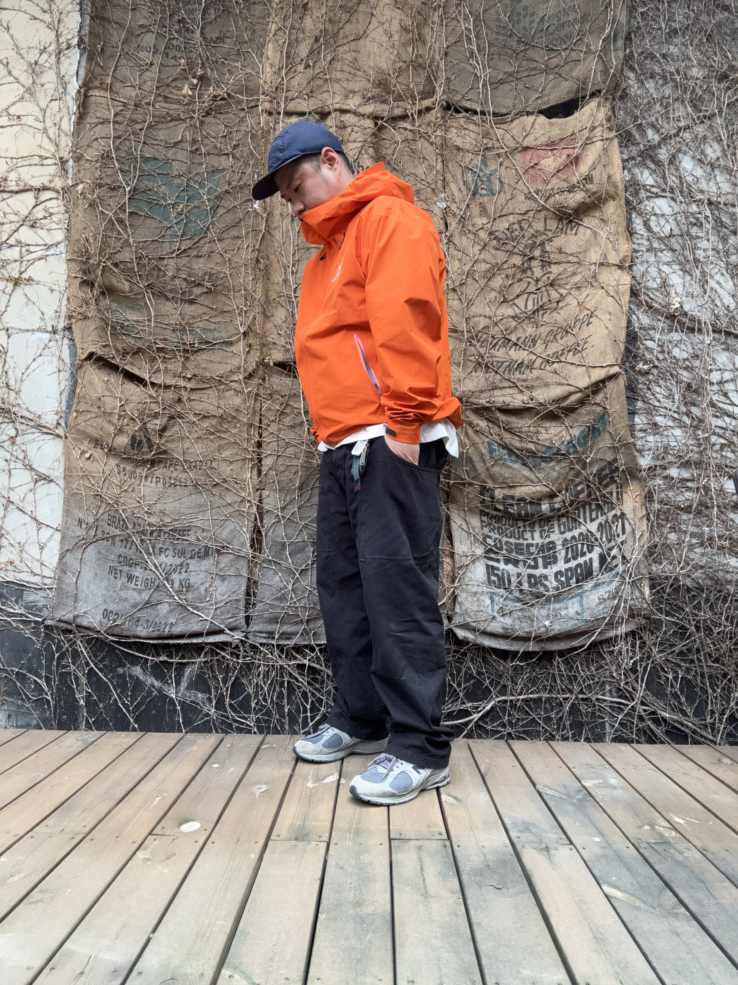 Arc'teryx Beta LT Jacket Phenom, New Balance 2002R Gore-Tex Castlerock Natural Indigo 착용 스타일 - 4