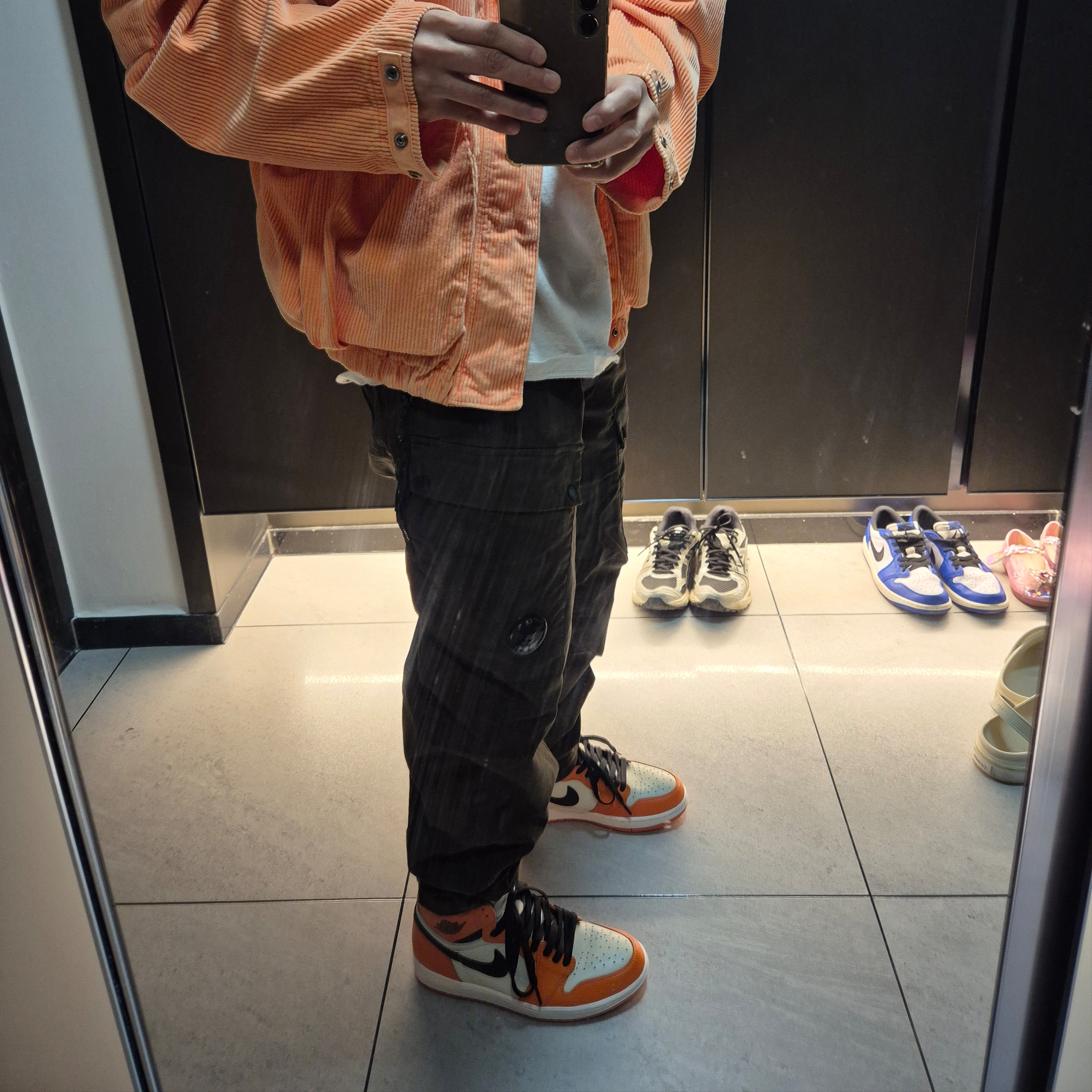 Jordan 1 Retro High OG Reverse Shattered Backboard, Supreme x Stone Island Corduroy Jacket Orange - 20FW 착용 스타일 - 4