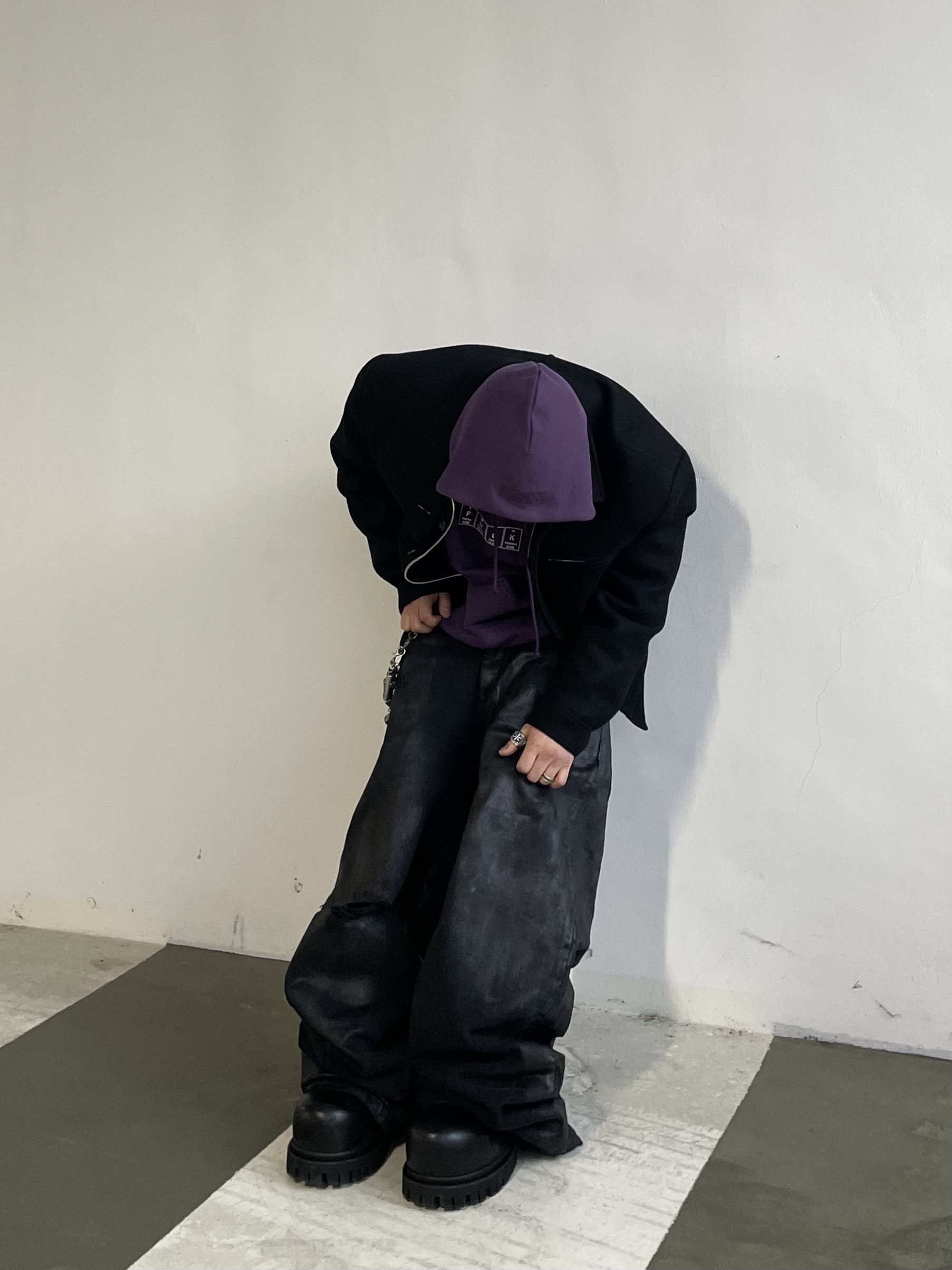 발렌시아가 스톰퍼 부티 블랙 착용 스타일 - 4