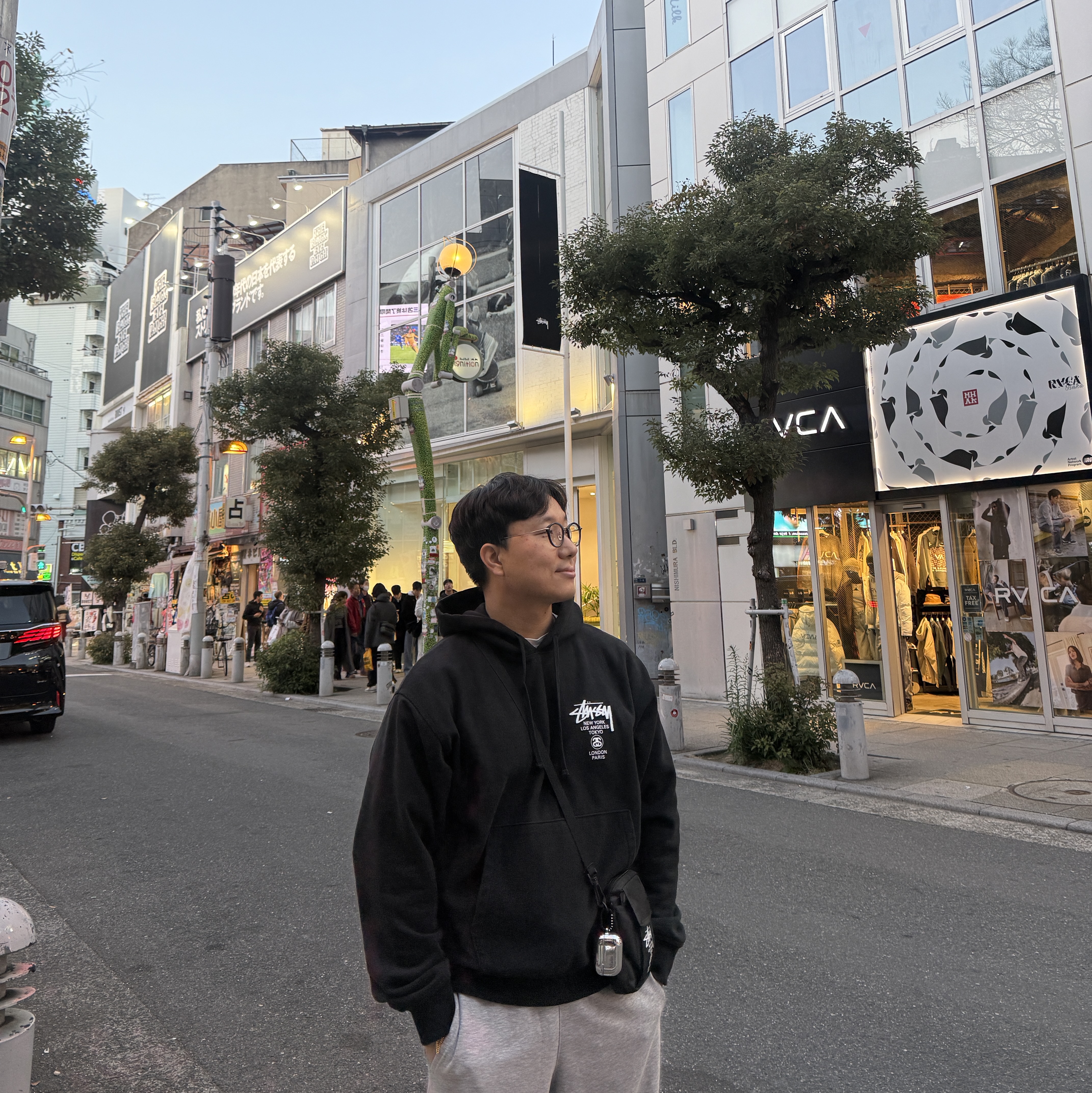 Stussy World Tour Hoodie Black 2023 착용 스타일