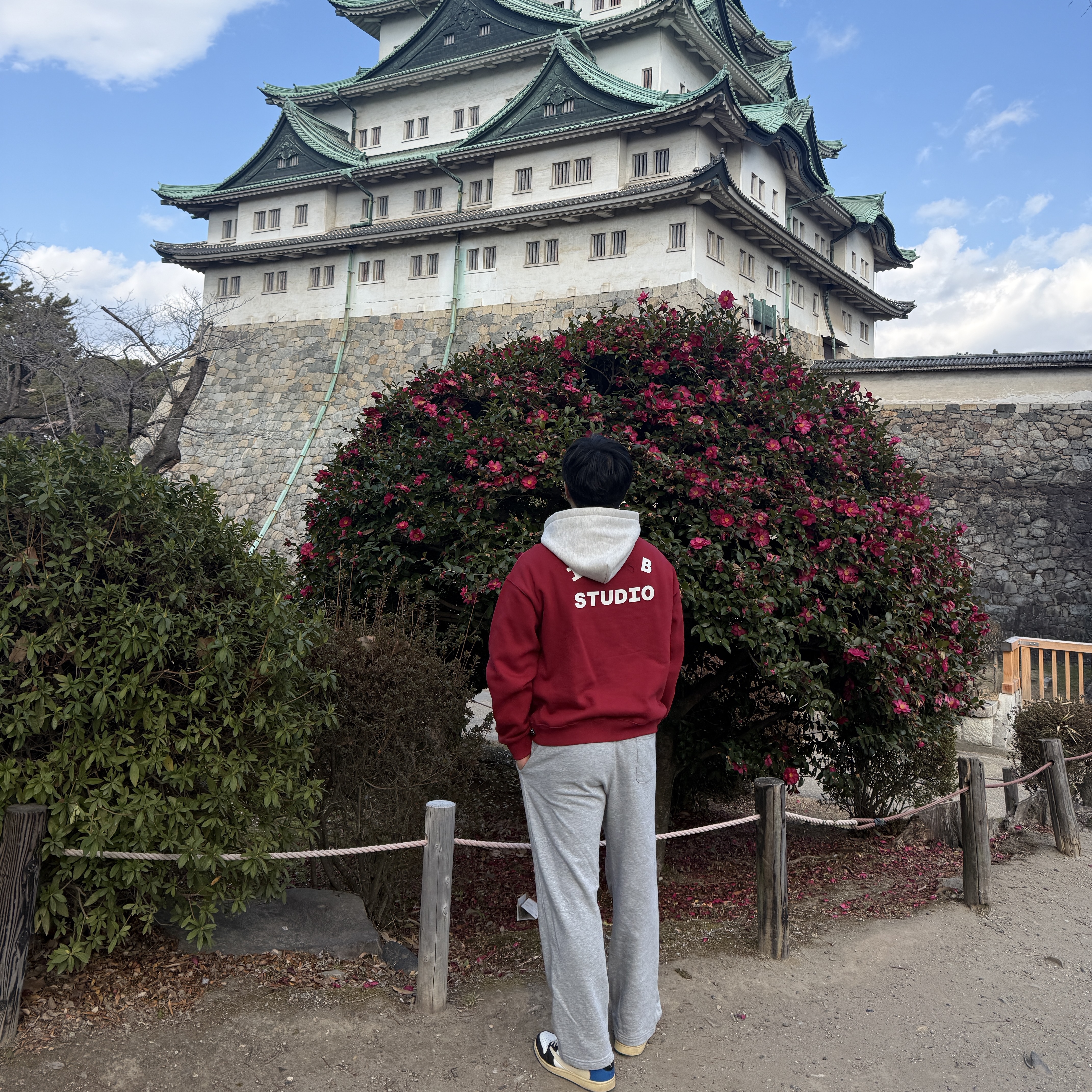 IAB Studio 24 Christmas Hoodie Burgundy Oatmeal 착용 스타일