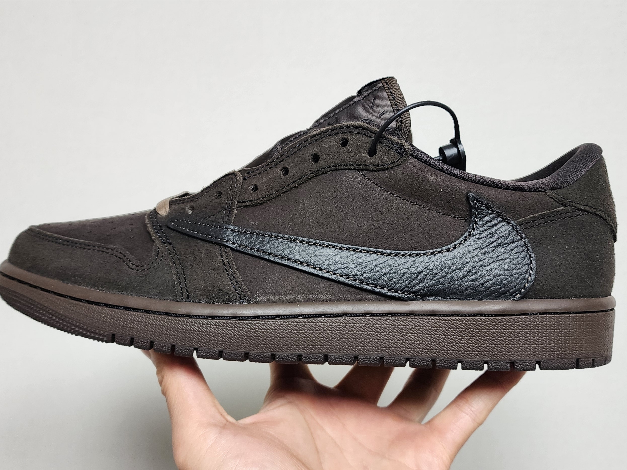 Jordan 1 x Travis Scott Retro Low OG SP Velvet Brown and Dark Mocha 착용 스타일