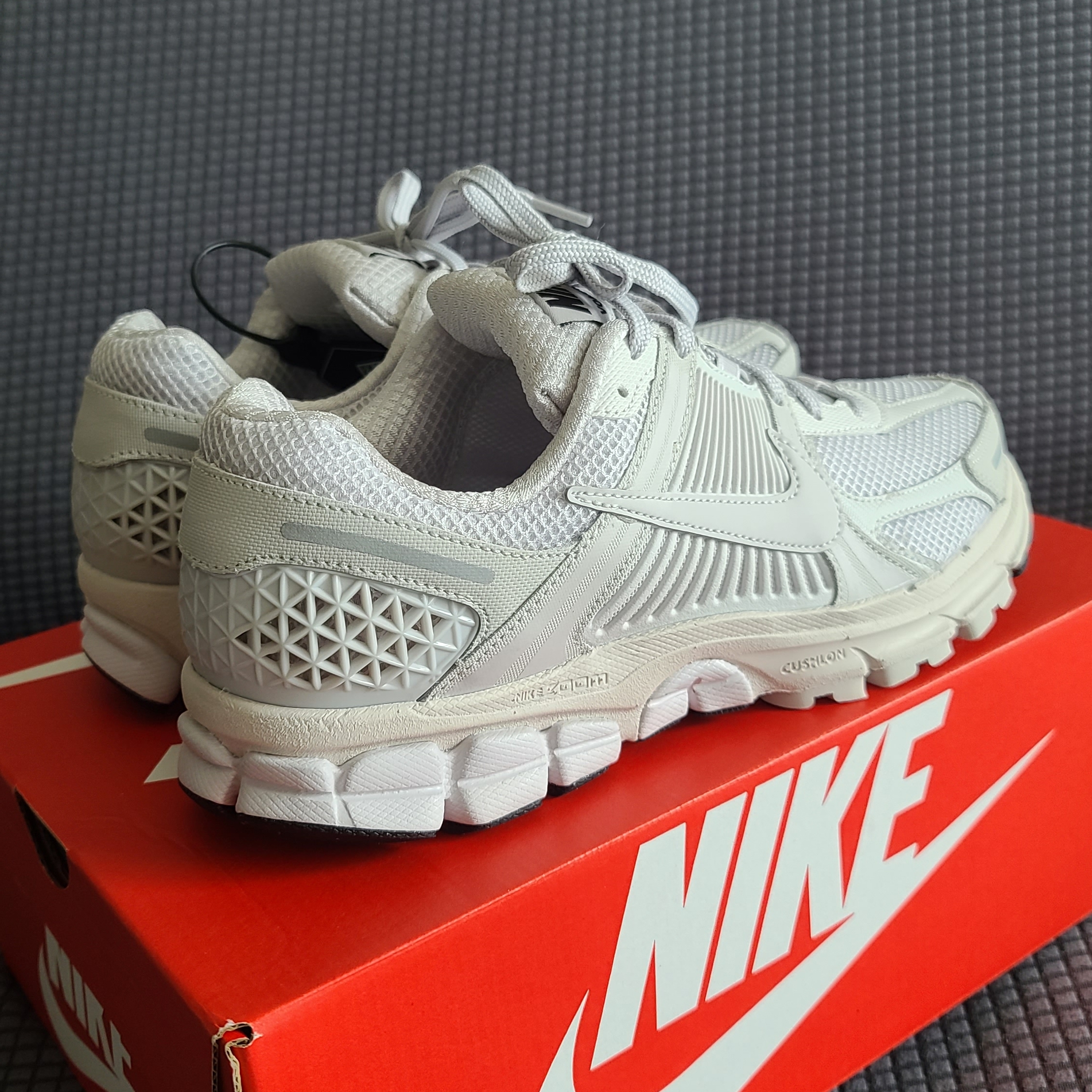 Nike Zoom Vomero 5 SP Vast Grey 2023 착용 스타일 - 4