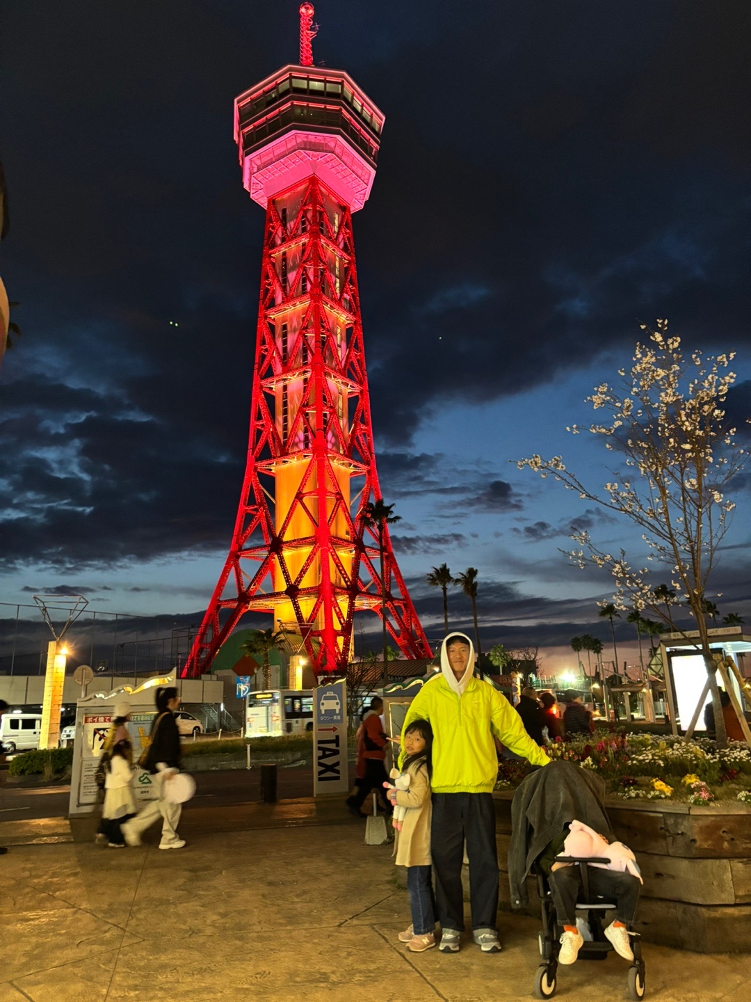IAB Studio Hoodie Light Gray, Nike x Stussy Windrunner Jacket Bright Cactus 착용 스타일 - 1