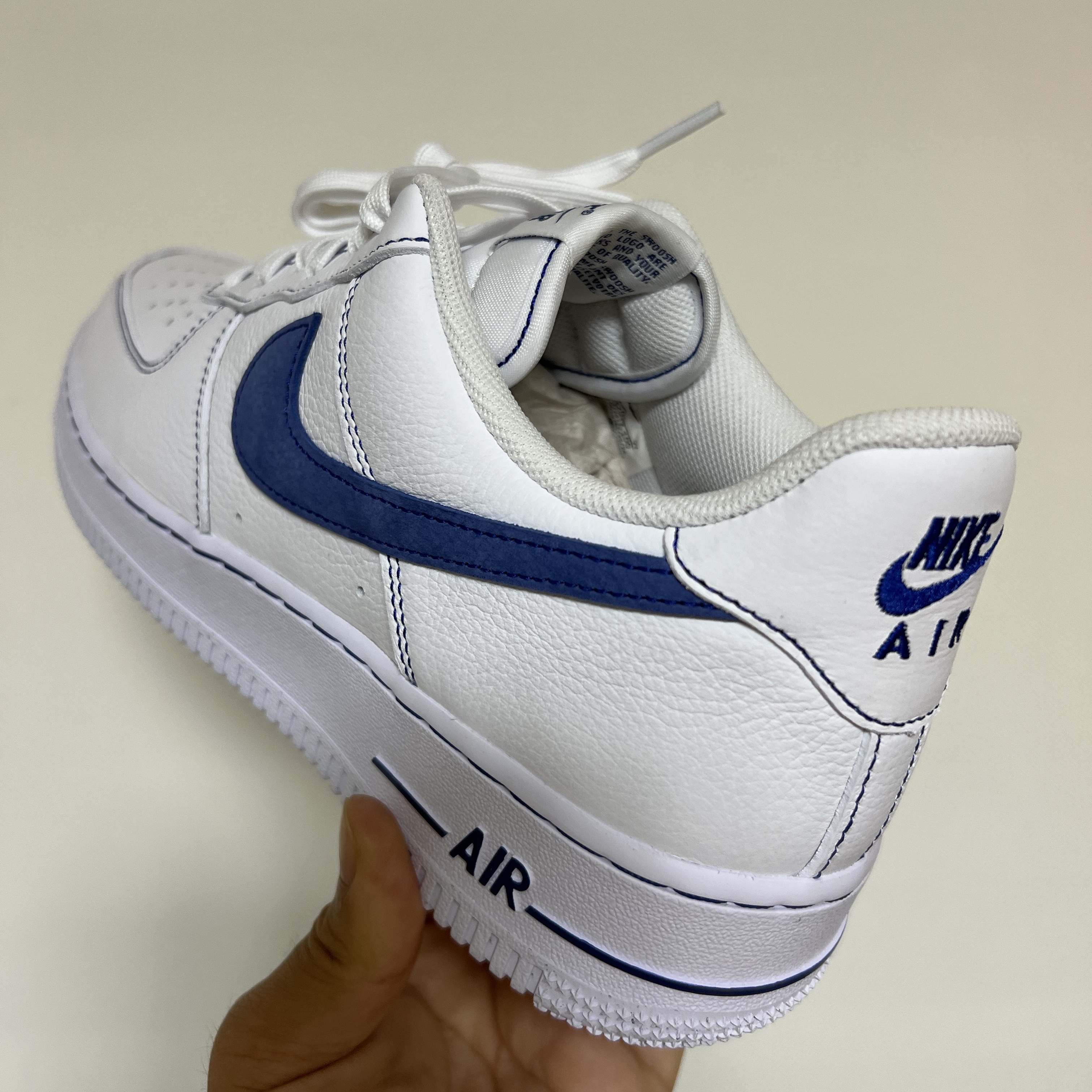 Nike Air Force 1 '07 LV8 White Deep Royal Blue 착용 스타일 - 2