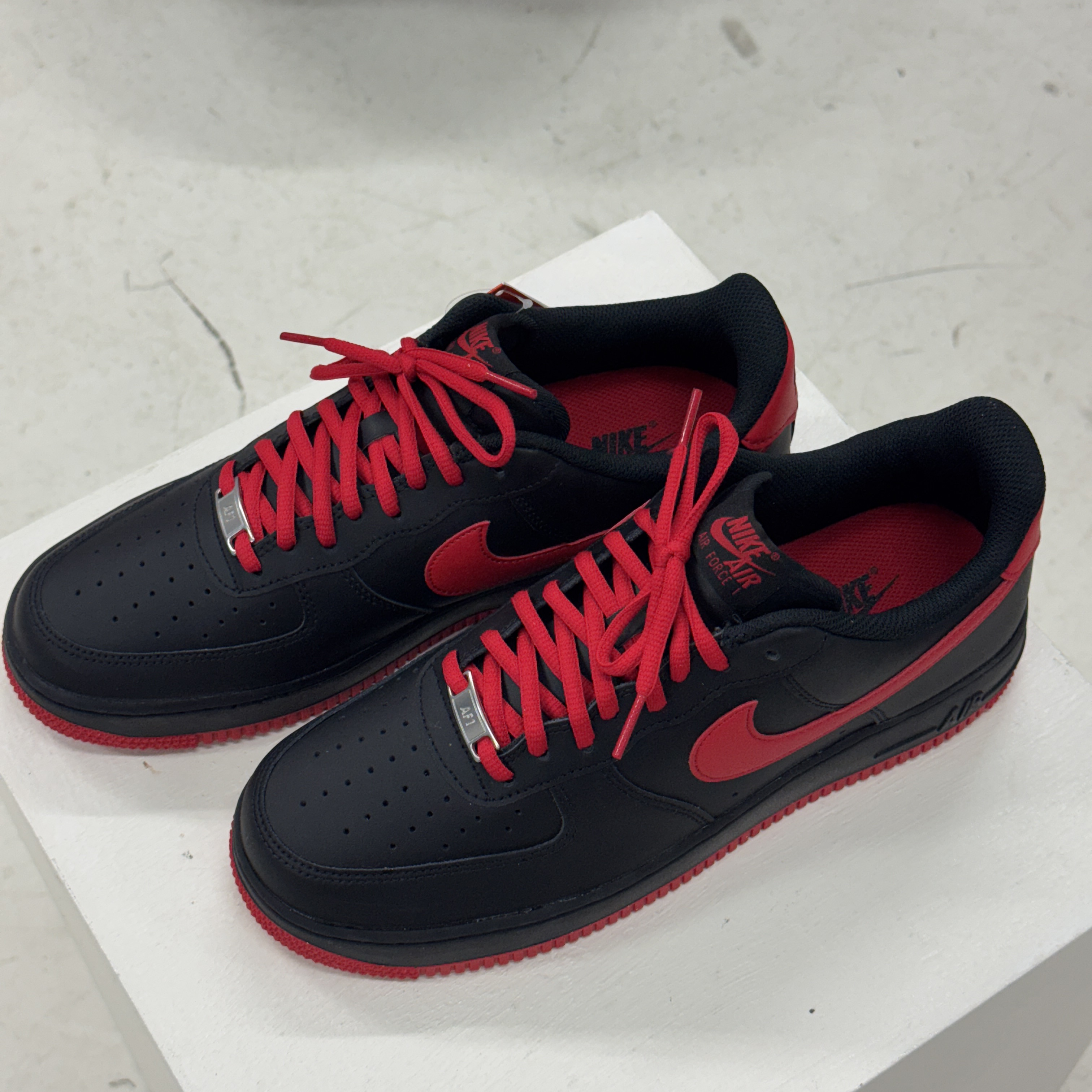 Nike Air Force 1 '07 Low Black University Red 착용 스타일 - 1