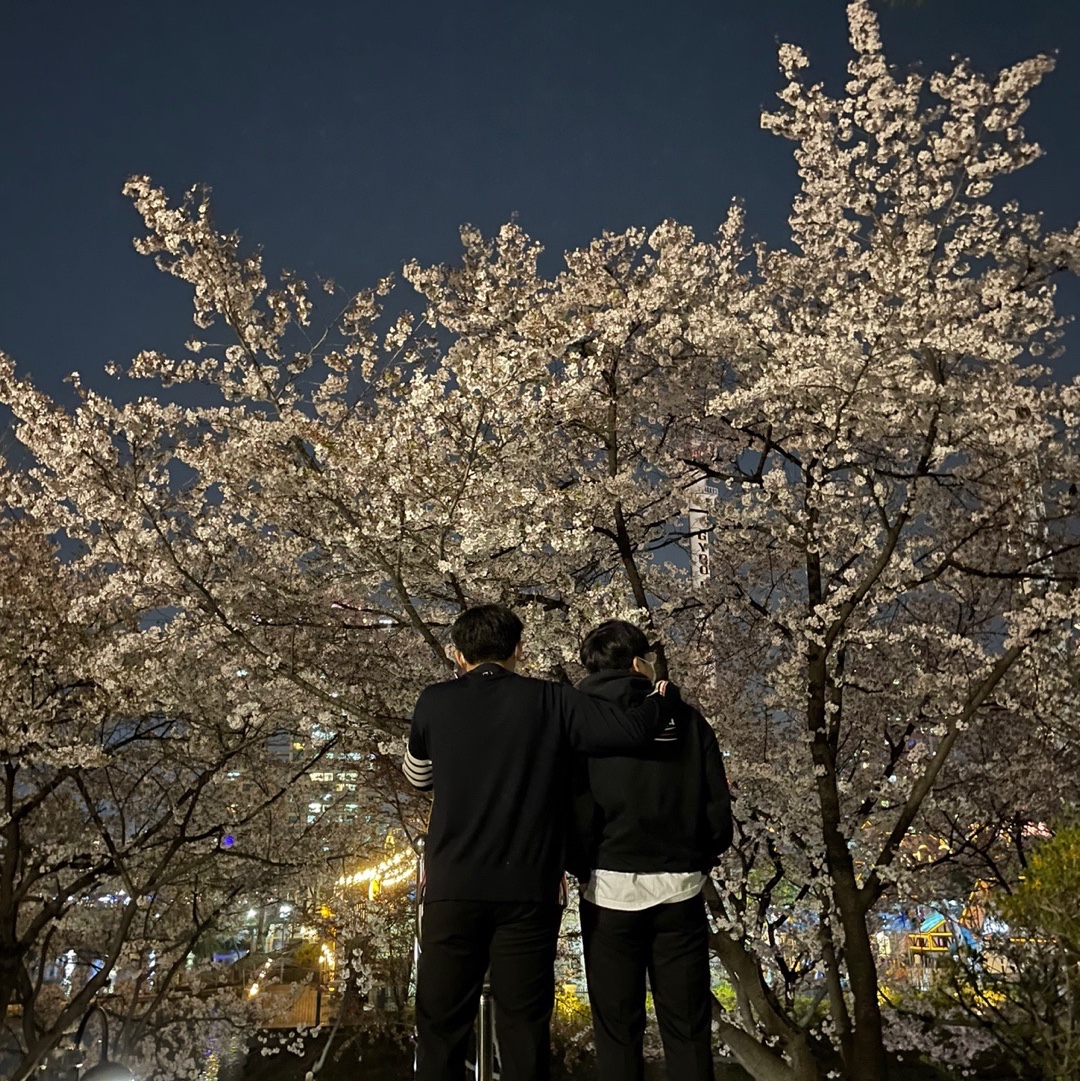 발렌시아가 로고 후드 미디움 핏 블랙, 톰브라운 서스테이너블 파인 메리노 울 사선 클래식 가디건 네이비 착용 스타일