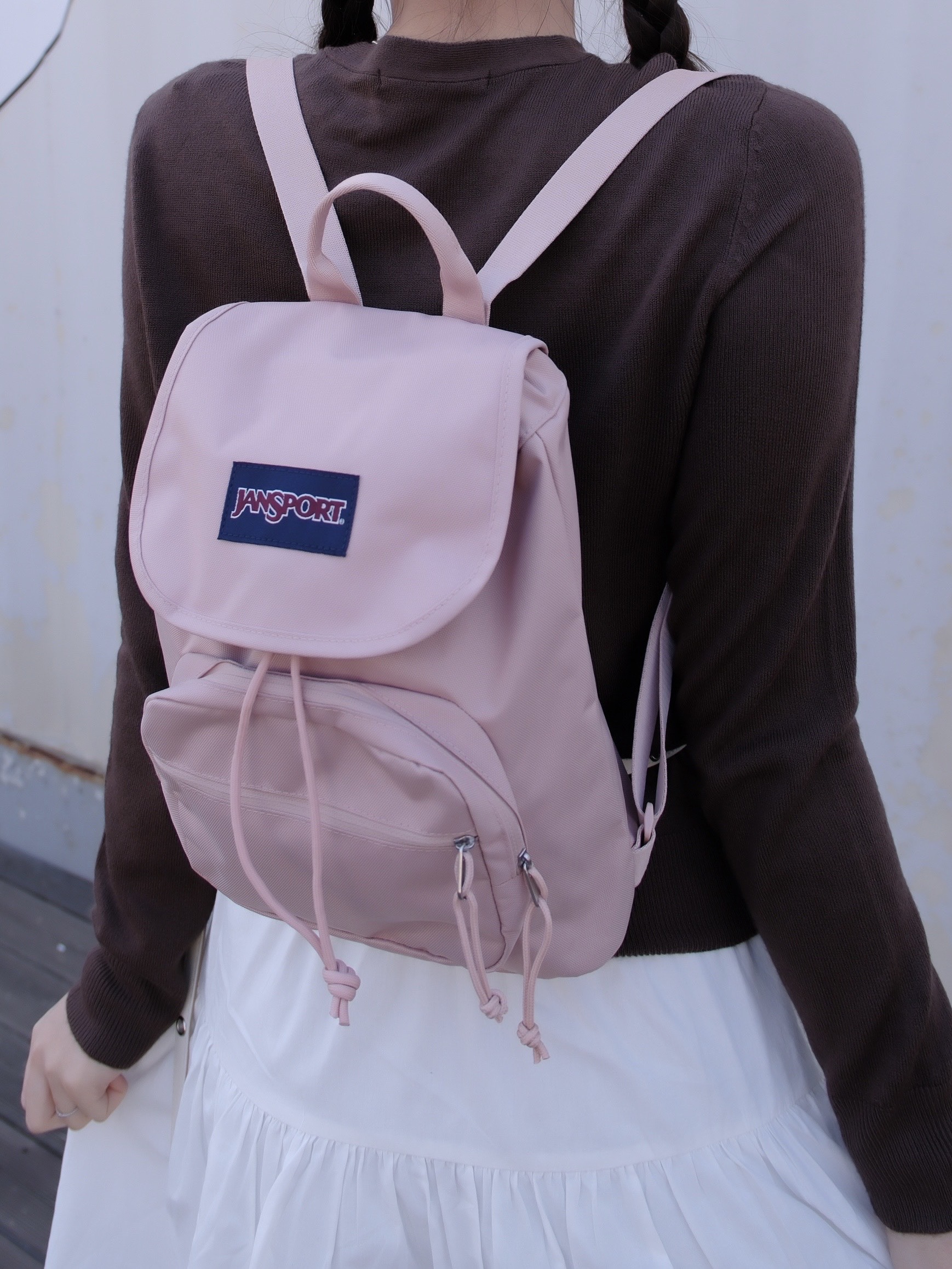 Jansport Highlands Mini Backpack Misty Rose 착용 스타일 - 3