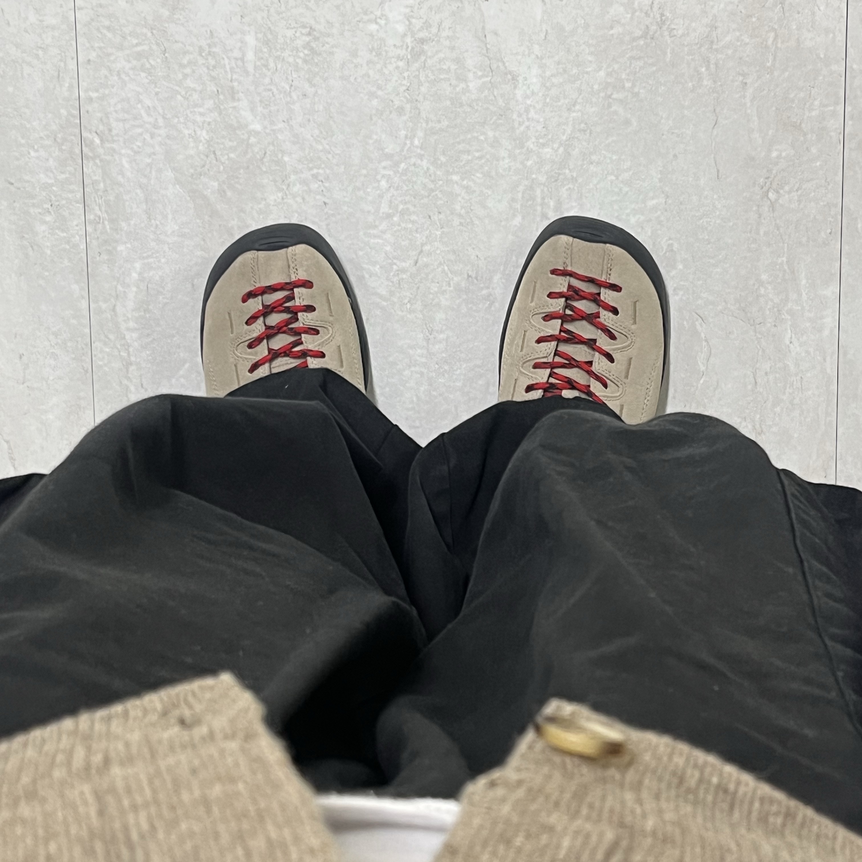 Keen Jasper Suede Sneakers Silver Mink 착용 스타일
