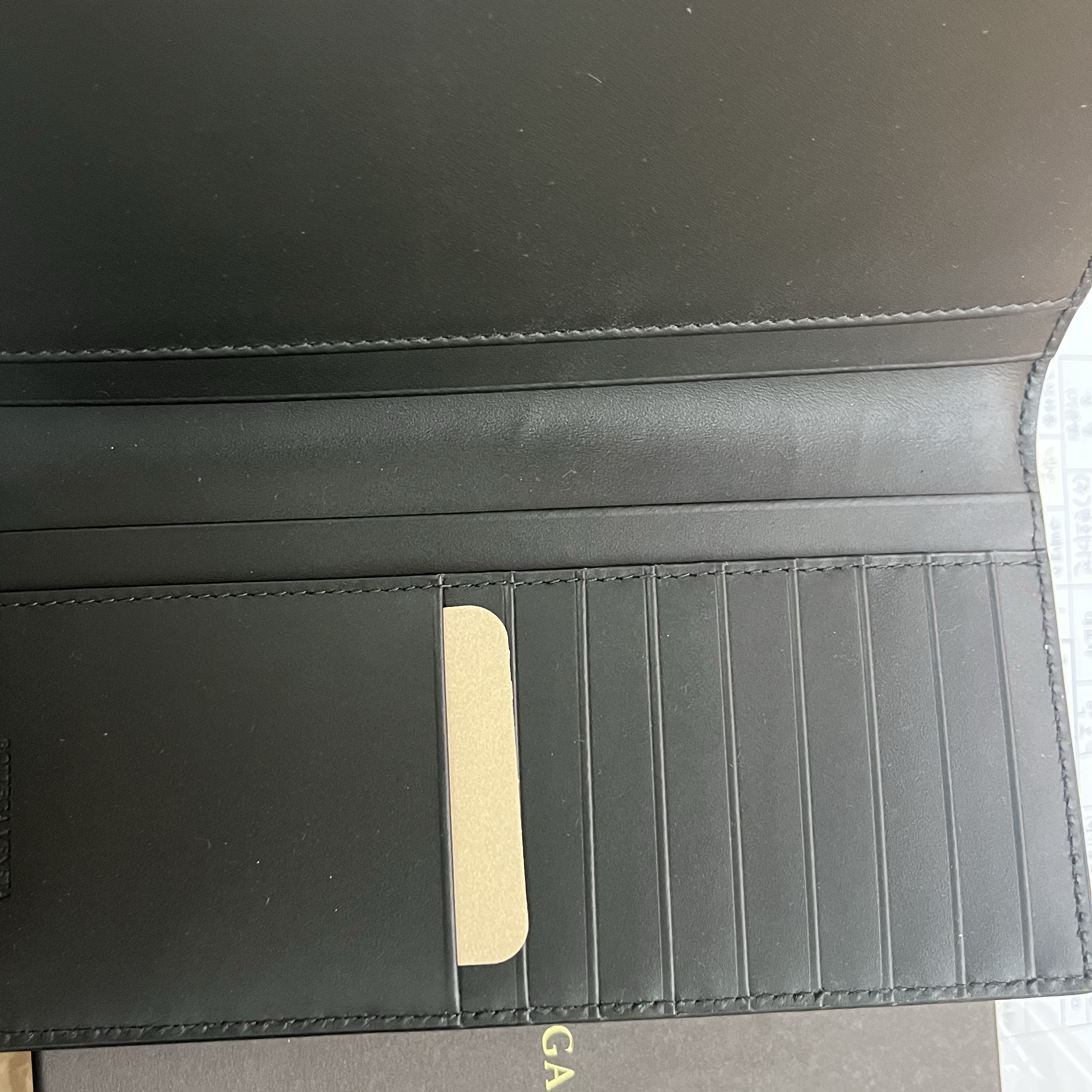 Bottega Veneta Intrecciato Wallet Black 착용 스타일 - 2