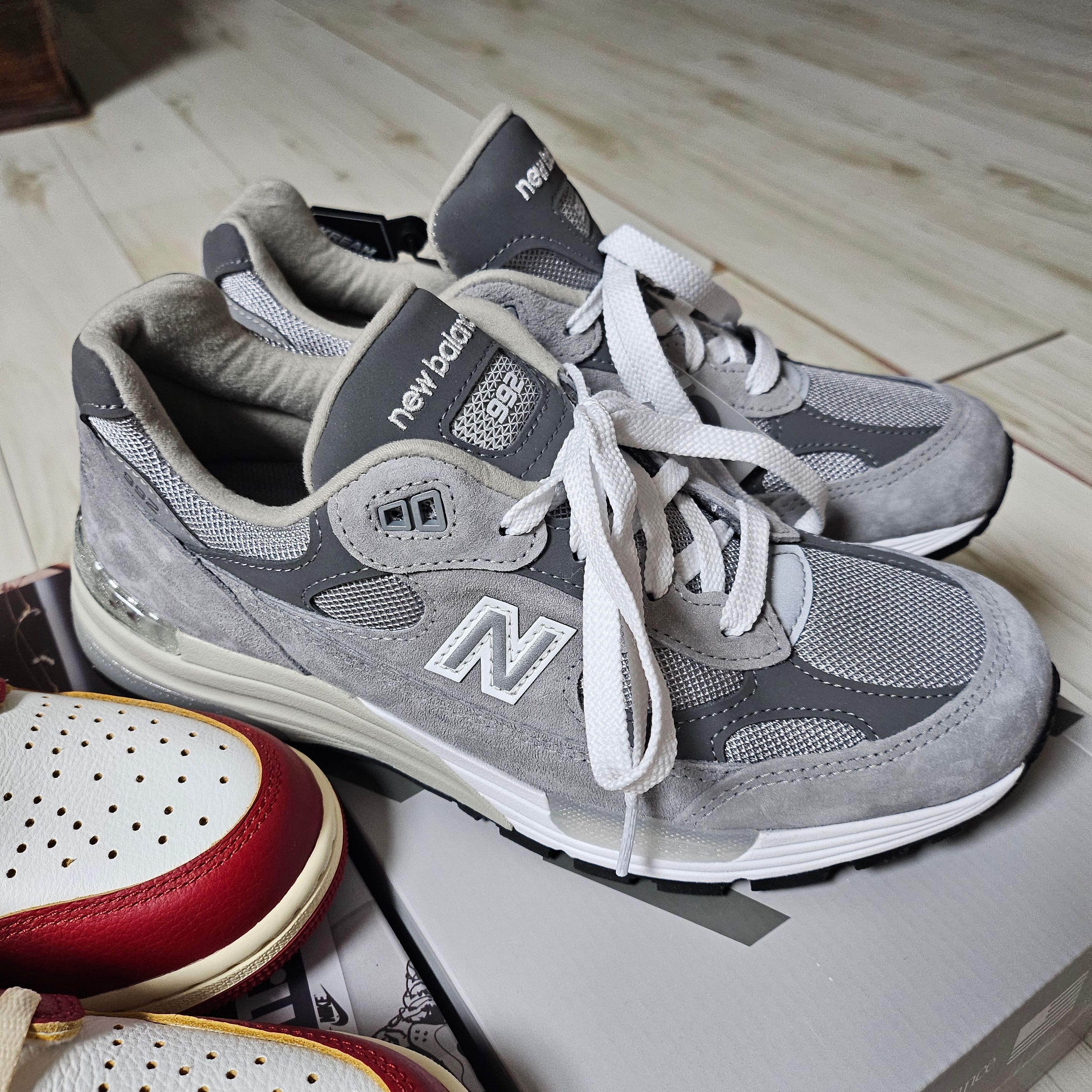 New Balance 992 Made in USA Core Grey Silver Metallic, Jordan 1 x Union Retro High OG Chicago Shadow 착용 스타일 - 1