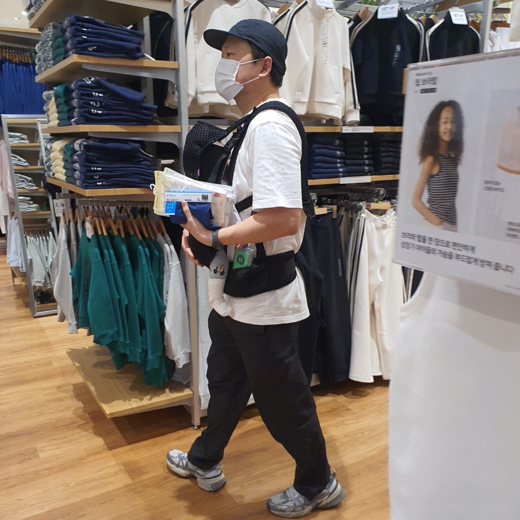 Nike V2K Run Pure Platinum Wolf Grey, Carhartt Loose Fit Heavyweight Regular Short Sleeve Pocket T-Shirt White 착용 스타일